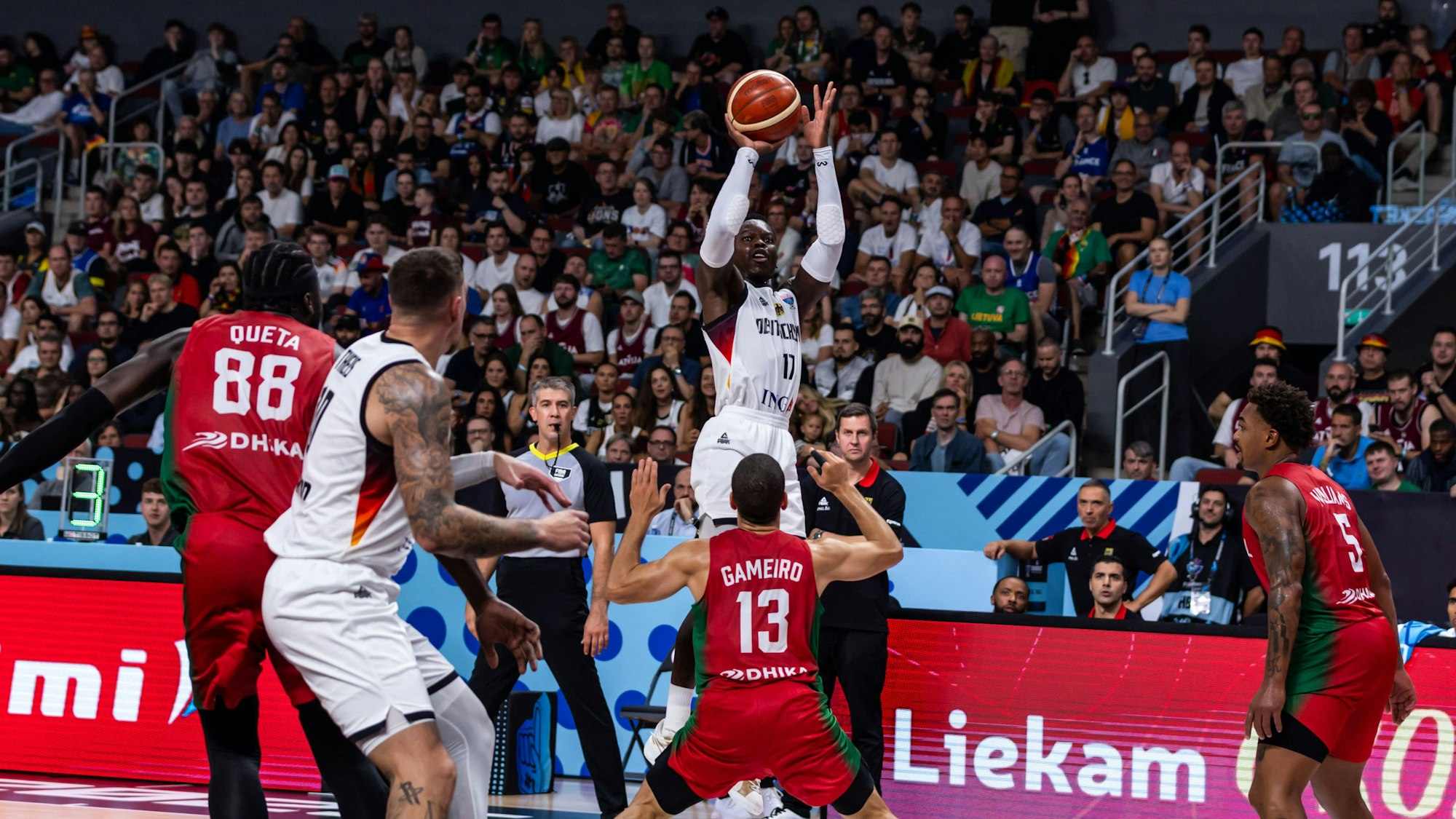 Dennis Schröder (M.) setzt zum Wurf an.