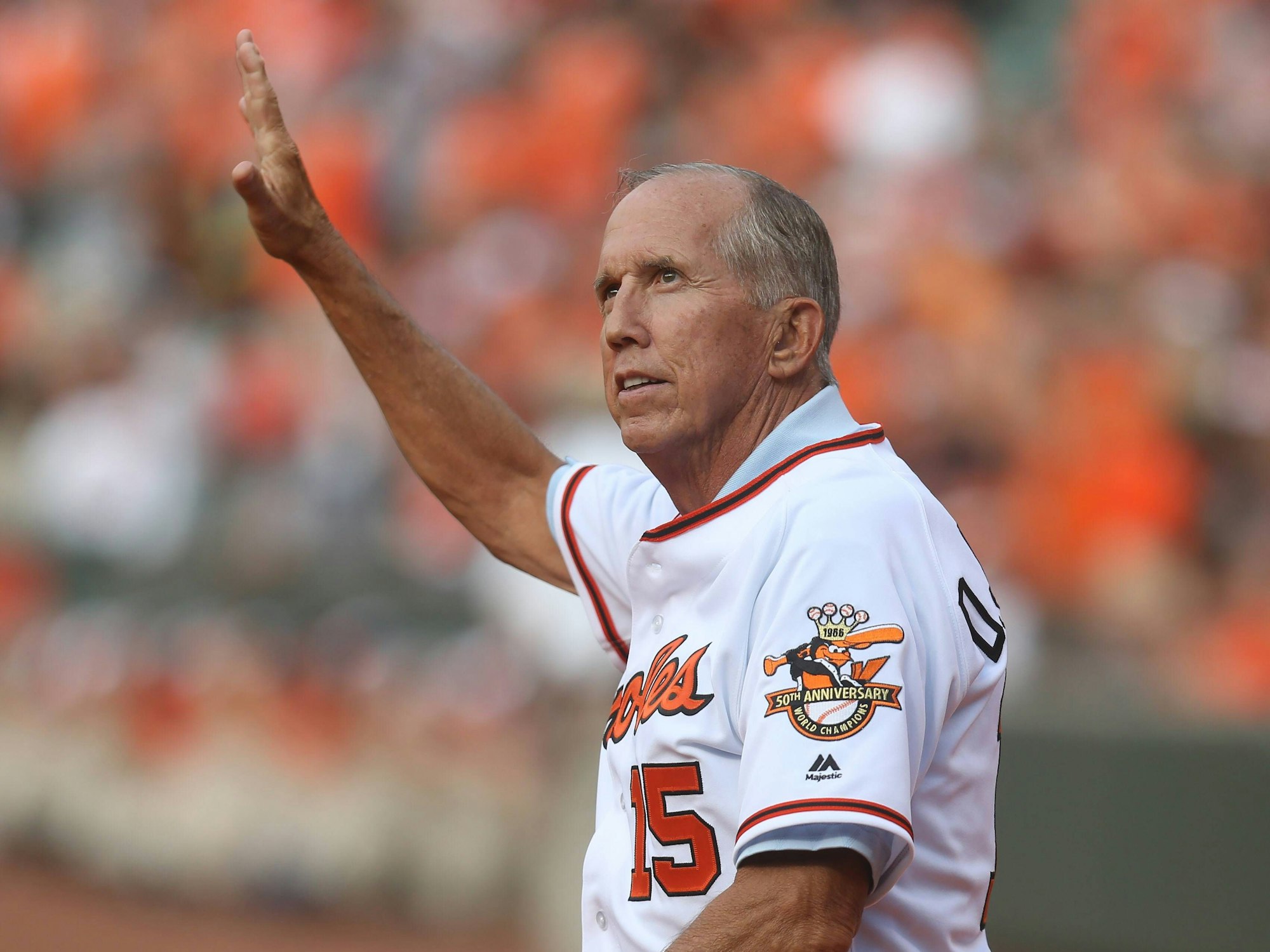 Davey Johnson winkt zu den Fans.