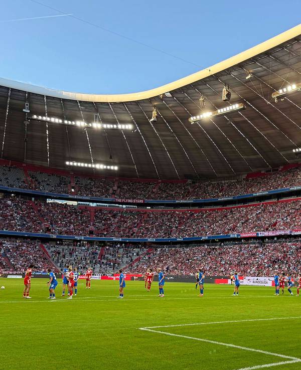 Volle Tribünen beim Frauen-Bundesliga-Spiel des FC Bayern gegen Bayer Leverkusen in der Allianz-Arena.