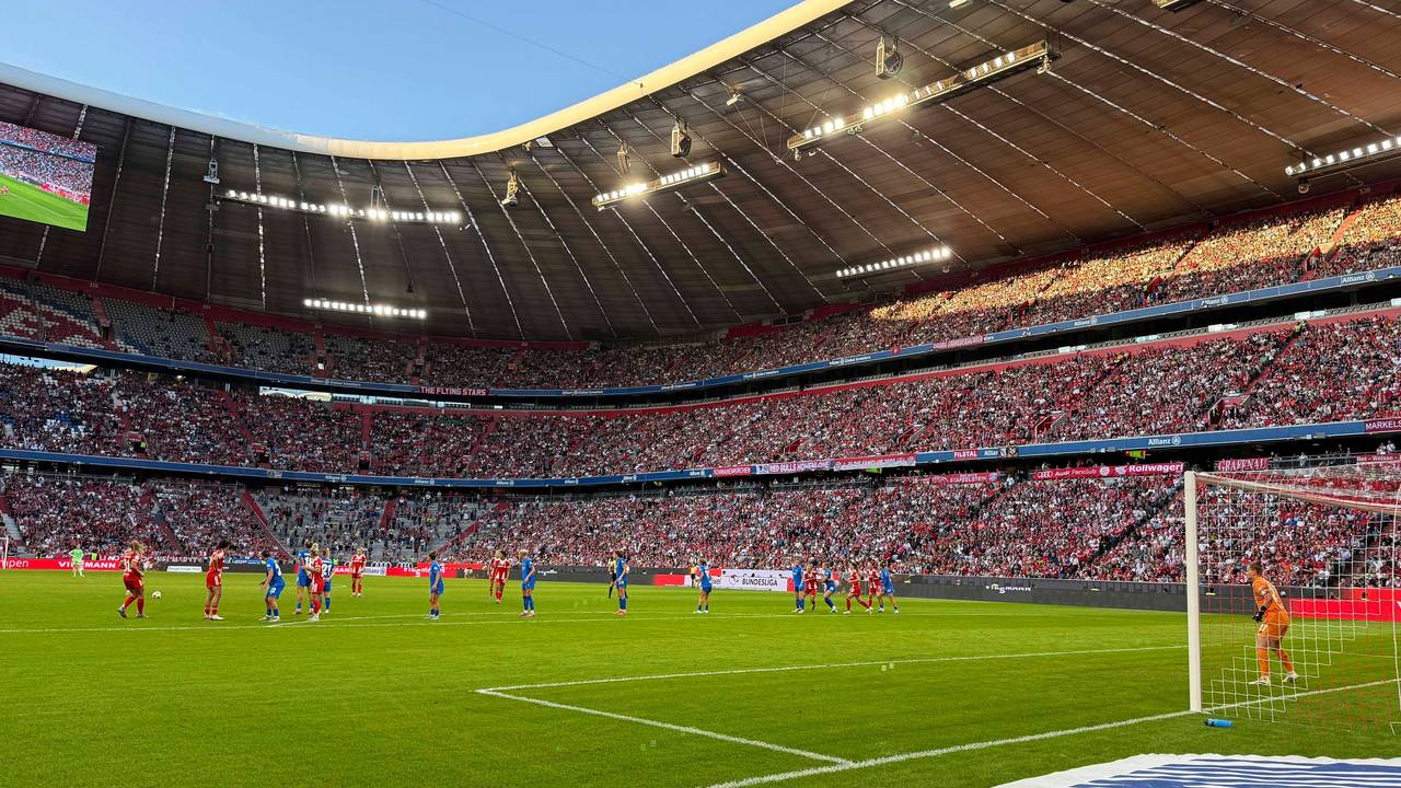 Volle Tribünen beim Frauen-Bundesliga-Spiel des FC Bayern gegen Bayer Leverkusen in der Allianz-Arena.