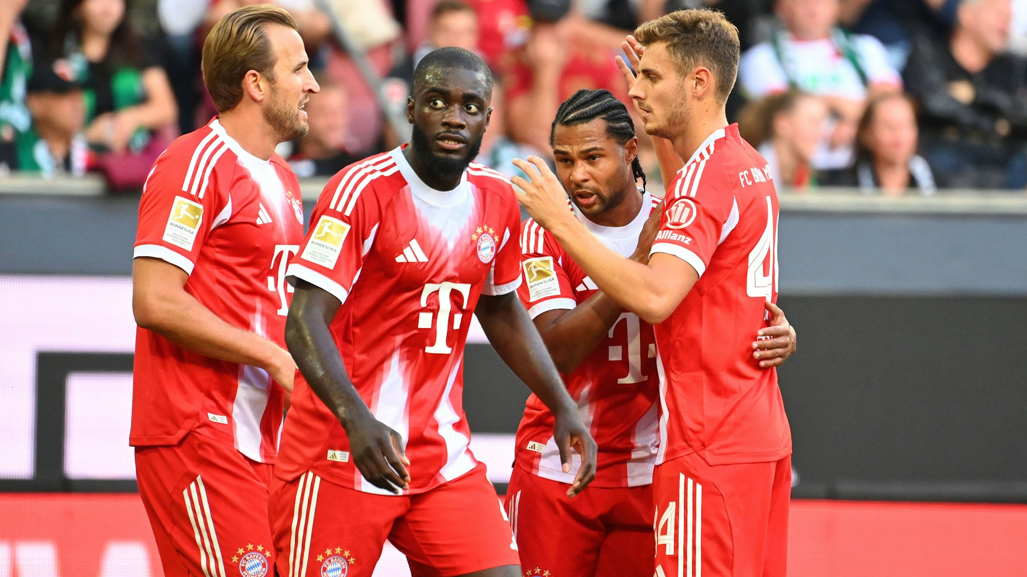 Harry Kane, Dayot Upamecano, Serge Gnabry und Josip Stanisic jubeln gemeinsam.