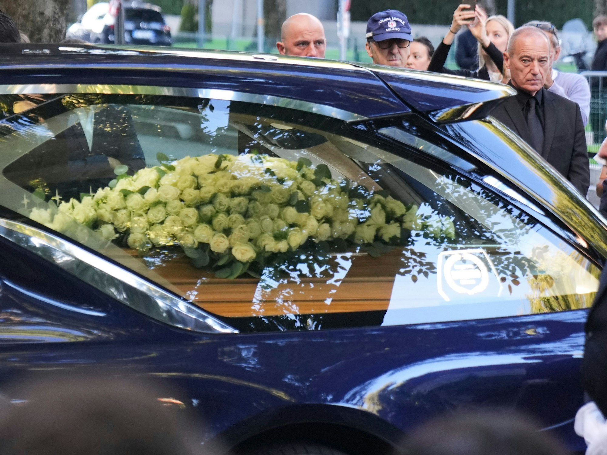 Der Sarg des verstorbenen Modedesigners Giorgio Armani trifft im Armani/Teatro ein.