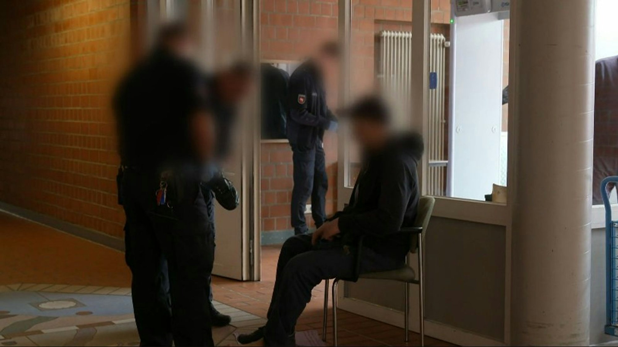 Die Insassen werden von den JVA-Mitarbeitern auf Drogen und andere verbotene Gegenstände kontrolliert. (Bild: RTL)