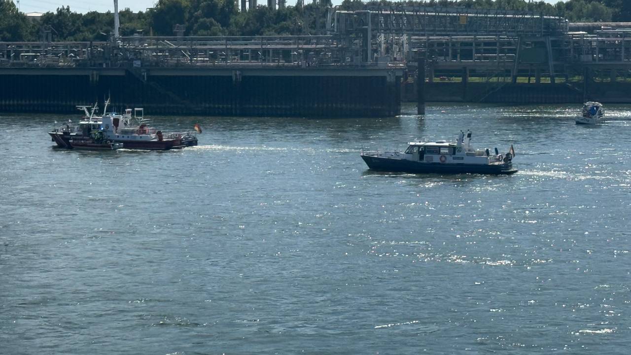In Höhe Wesseling hat sich ein Sportboot festgefahren.