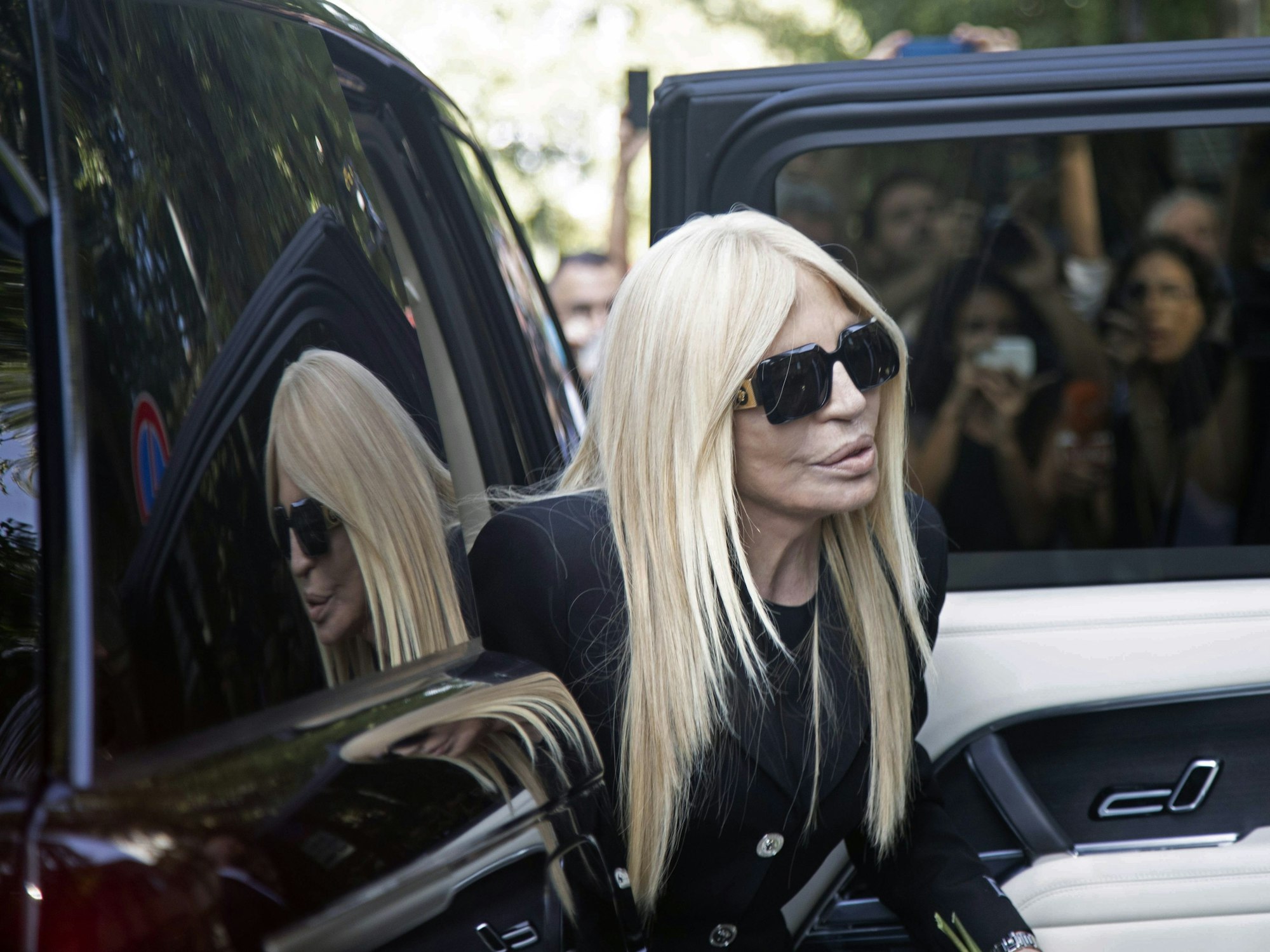 Donatella Versace kommt vor dem Armani/Teatro an, um dem Modeschöpfer Giorgio Armani die letzte Ehre zu erweisen.