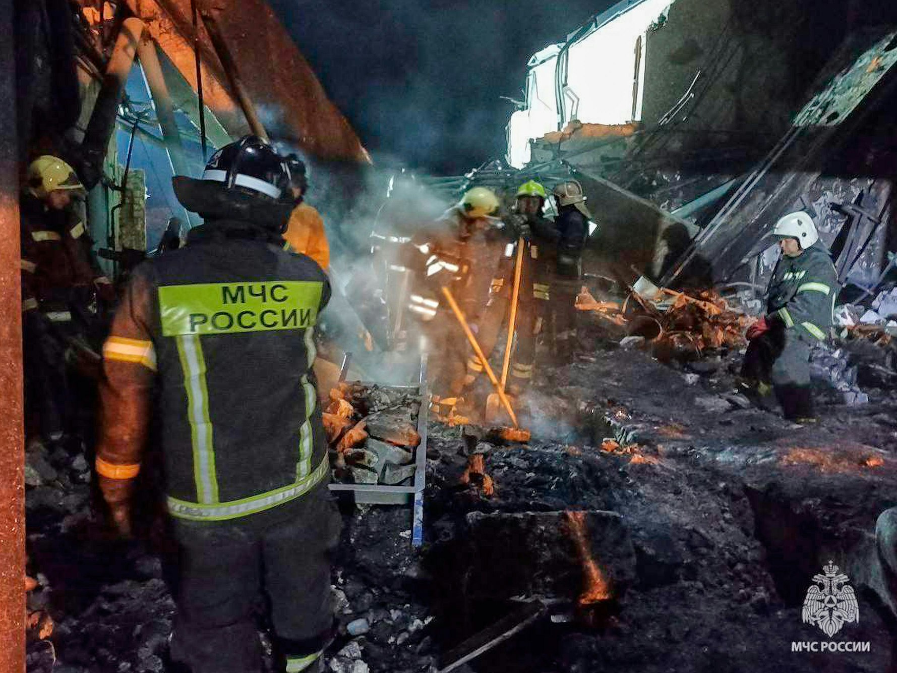 Auf diesem vom Pressedienst des russischen Katastrophenschutzministeriums am Samstag, dem 16. August 2025, veröffentlichten Foto arbeiten Mitarbeiter des Katastrophenschutzministeriums in den Trümmern einer Rüstungsfabrik nach einer schweren Explosion und dem Großbrand in der Anlage im Bezirk Shilovsky in der Region Rjasan, etwa 250 Kilometer südöstlich von Moskau.