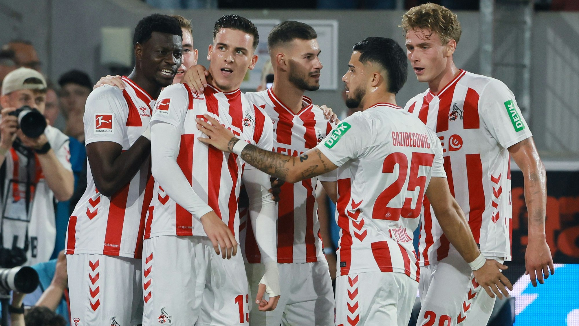 Von links nach rechts: Ragnar Ache, Said El Mala, Tom Krauß, Jusuf Gazibegovic und Sebastian Sebulonsen jubeln gemeinsam.