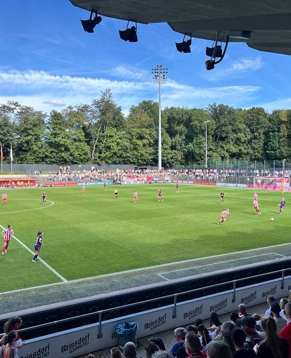 Am 6. September 2025 verloren die Frauen des 1. FC Köln gegen RB Leipzig mit 0:2 beim Start in die Bundesliga.
