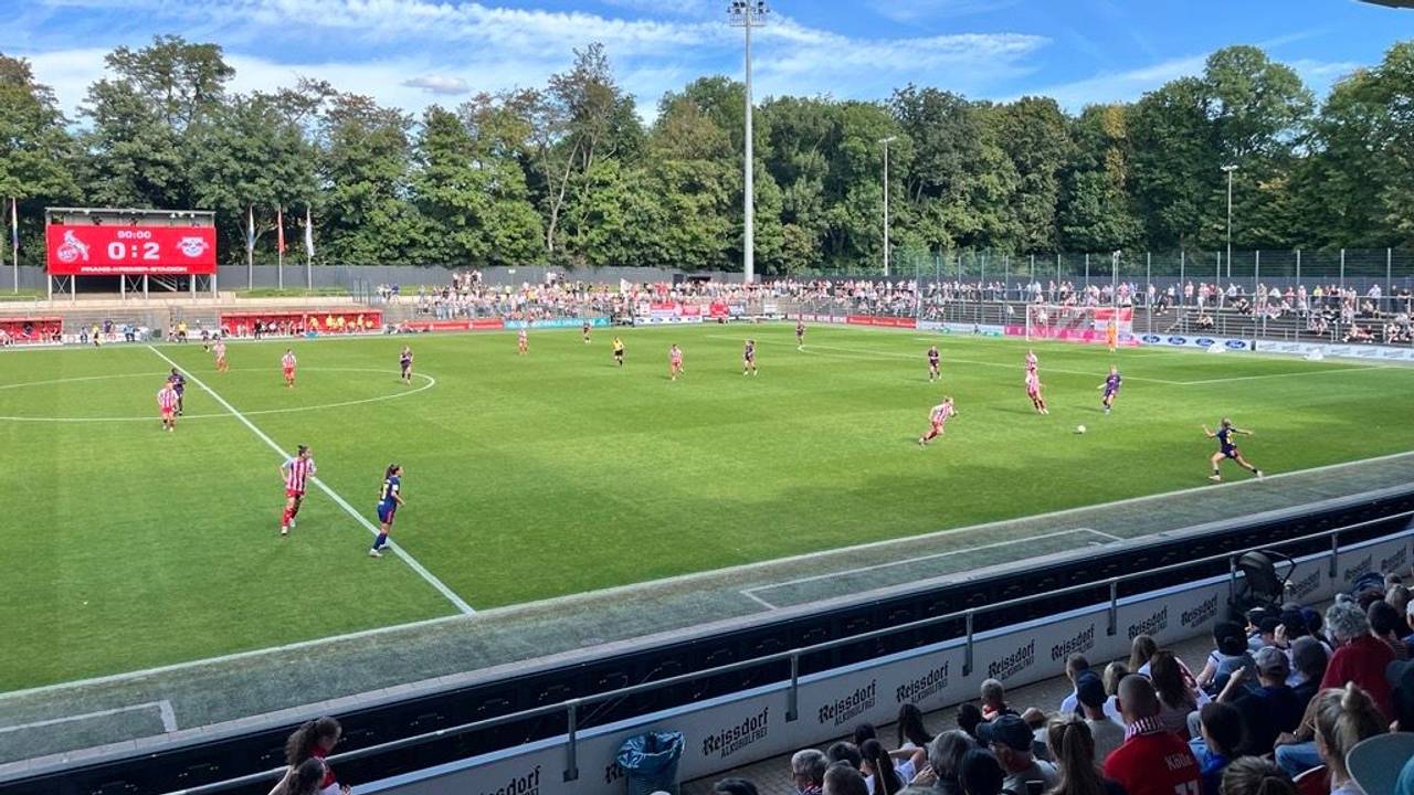 Am 6. September 2025 verloren die Frauen des 1. FC Köln gegen RB Leipzig mit 0:2 beim Start in die Bundesliga.