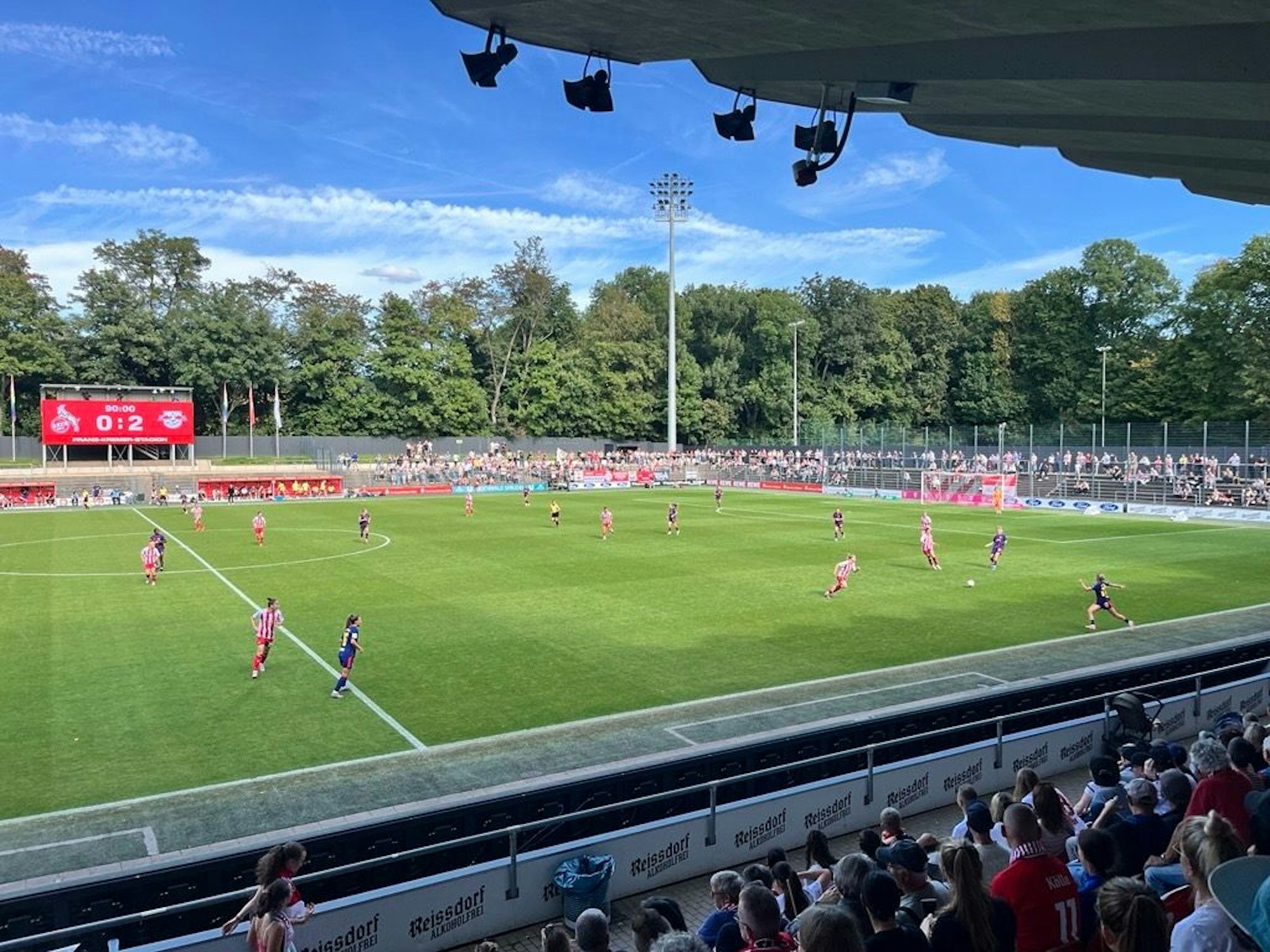 Am 6. September 2025 verloren die Frauen des 1. FC Köln gegen RB Leipzig mit 0:2 beim Start in die Bundesliga.