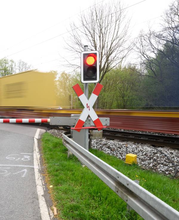 Ein Güterzug passiert einen Bahnübergang (Symbolfoto)