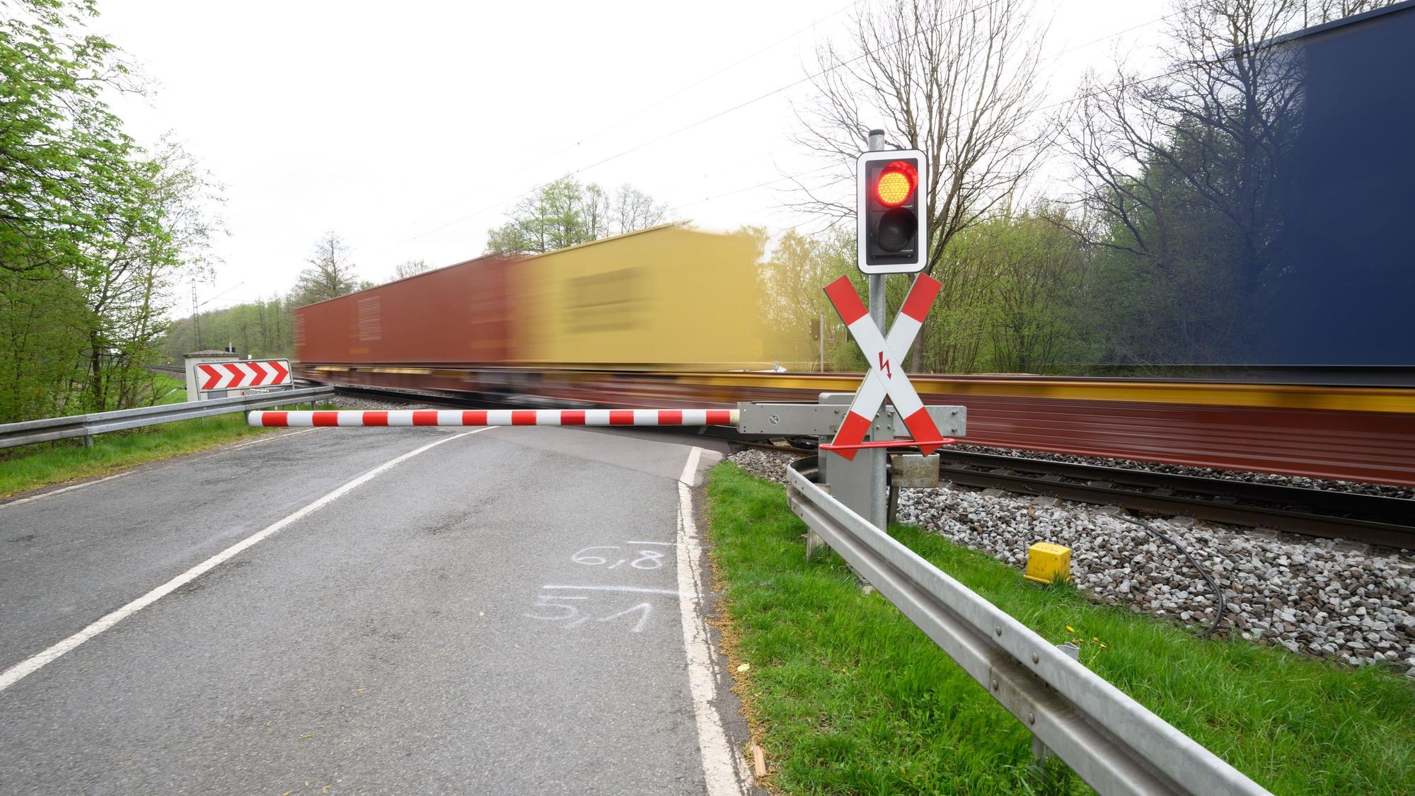 Ein Güterzug passiert einen Bahnübergang (Symbolfoto)