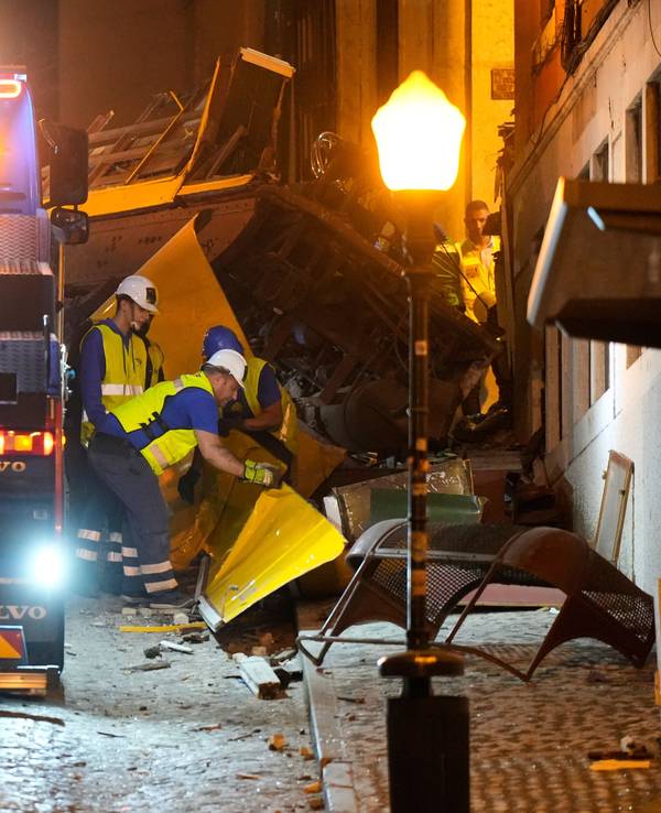 Arbeiter beseitigen am 4. September 2025 die Trümmer der entgleisten und verunglückten Standseilbahn in Lissabon.