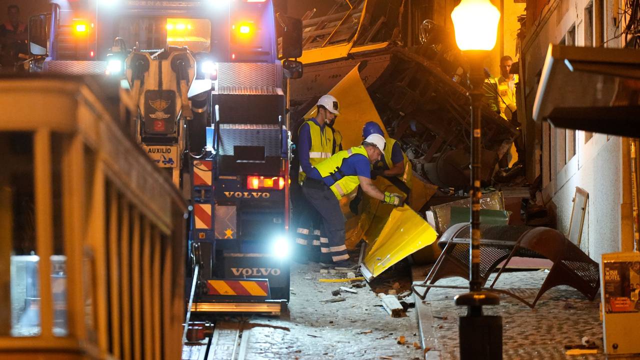 Arbeiter beseitigen am 4. September 2025 die Trümmer der entgleisten und verunglückten Standseilbahn in Lissabon.