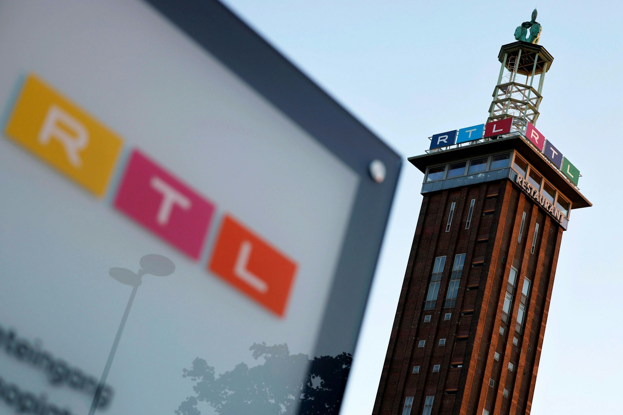 Ein Schild am Eingang zur RTL-Zentrale in Köln mit RTL-Logo in Deutz am Picassoplatz.