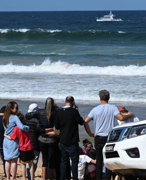 Familienangehörige und Freunde trauern am Tatort eines tödlichen Haiangriffs am Long Reef Beach. Ein Mann ist tot, nachdem er an den nördlichen Stränden von Sydney von einem großen Hai angegriffen wurde.