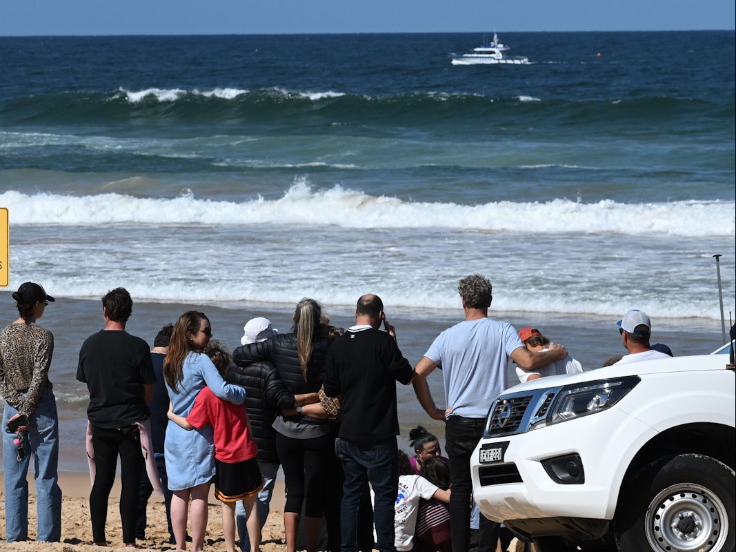 Familienangehörige und Freunde trauern am Tatort eines tödlichen Haiangriffs am Long Reef Beach. Ein Mann ist tot, nachdem er an den nördlichen Stränden von Sydney von einem großen Hai angegriffen wurde.
