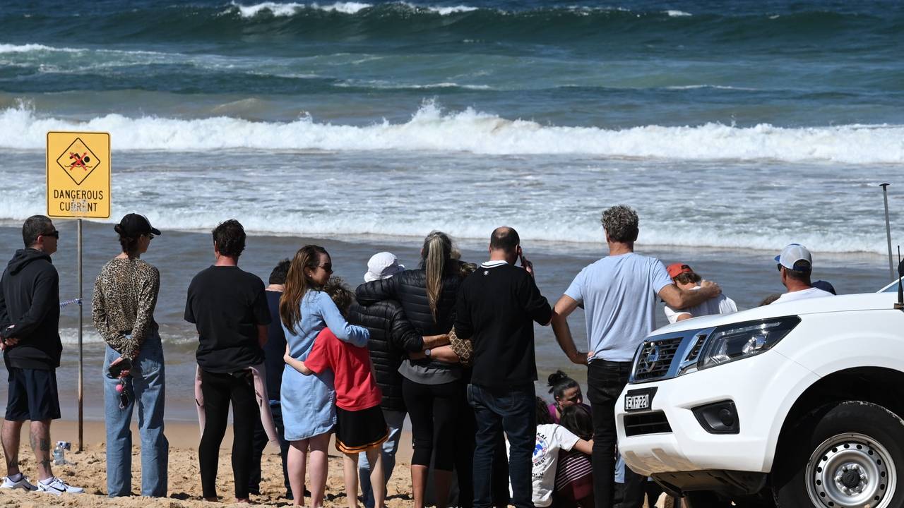 Familienangehörige und Freunde trauern am Tatort eines tödlichen Haiangriffs am Long Reef Beach. Ein Mann ist tot, nachdem er an den nördlichen Stränden von Sydney von einem großen Hai angegriffen wurde.