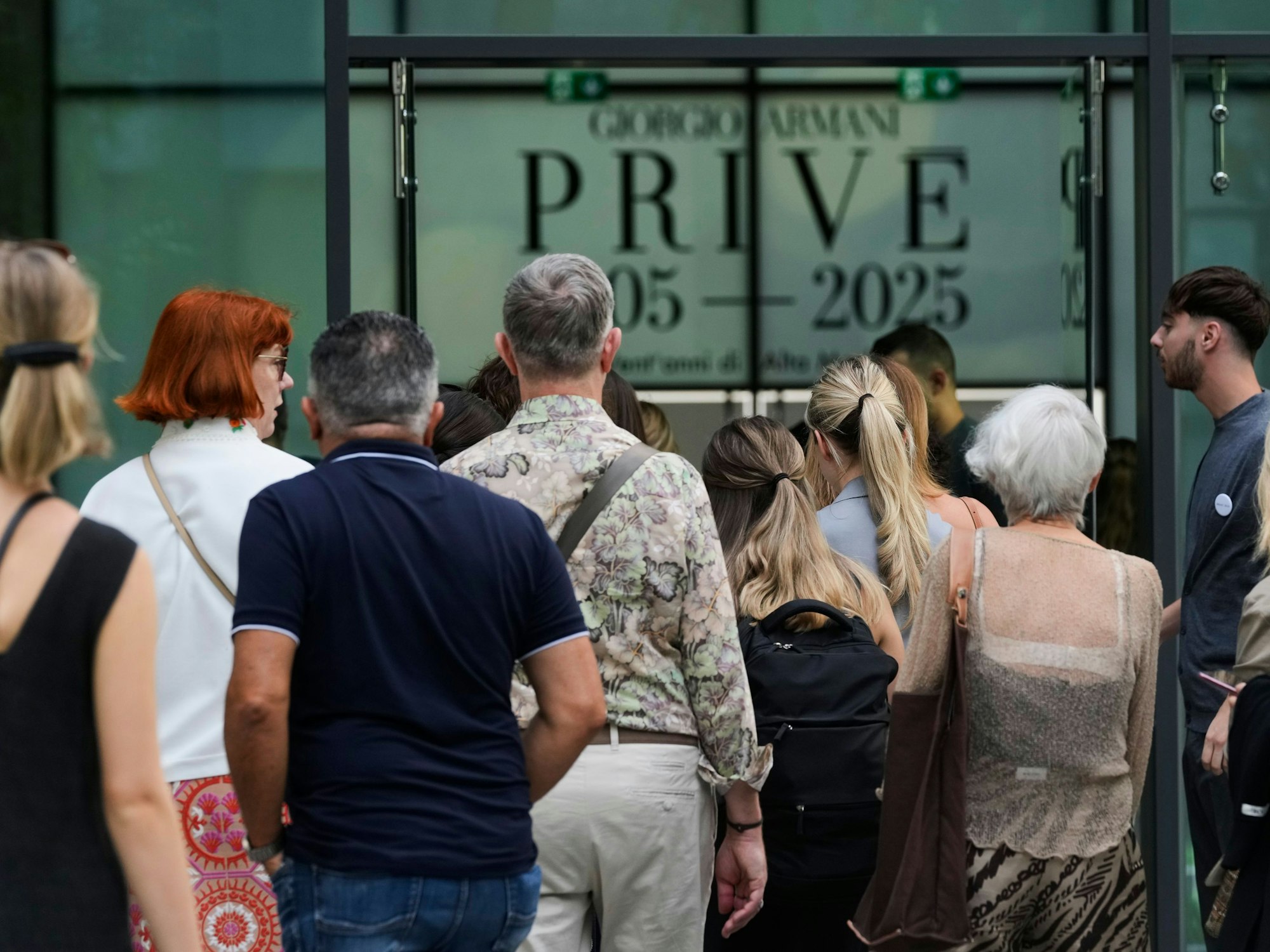 Besucher betreten das Silos Museum von Giorgio Armani, in dem der Leichnam des bverstorbenen Modeschöpfers aufgebahrt werden soll. Auf Armanis Wunsch wird die Trauerzeremonie in privater Form stattfinden.