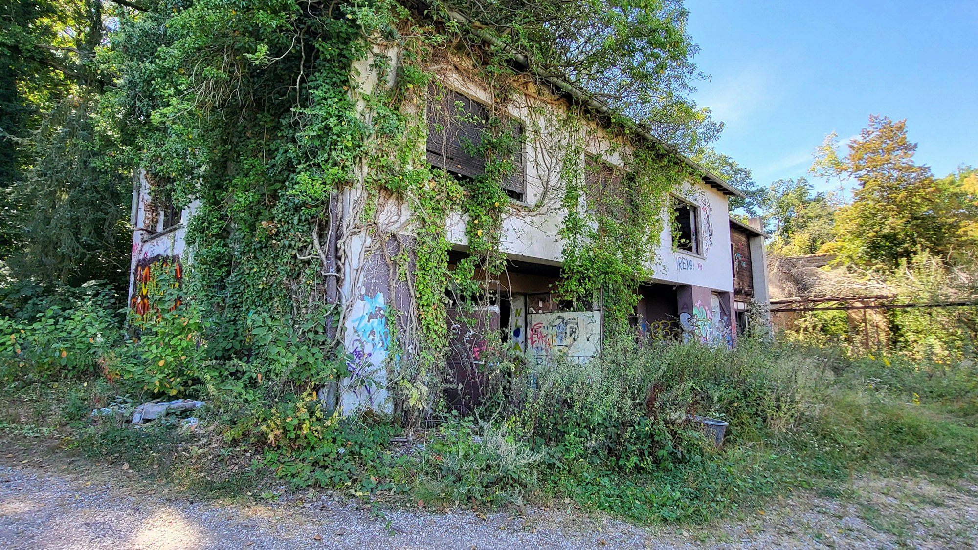 Auch das neuere Wohnhaus am Hotel Waldburg ist längst ein „Lost Place“.