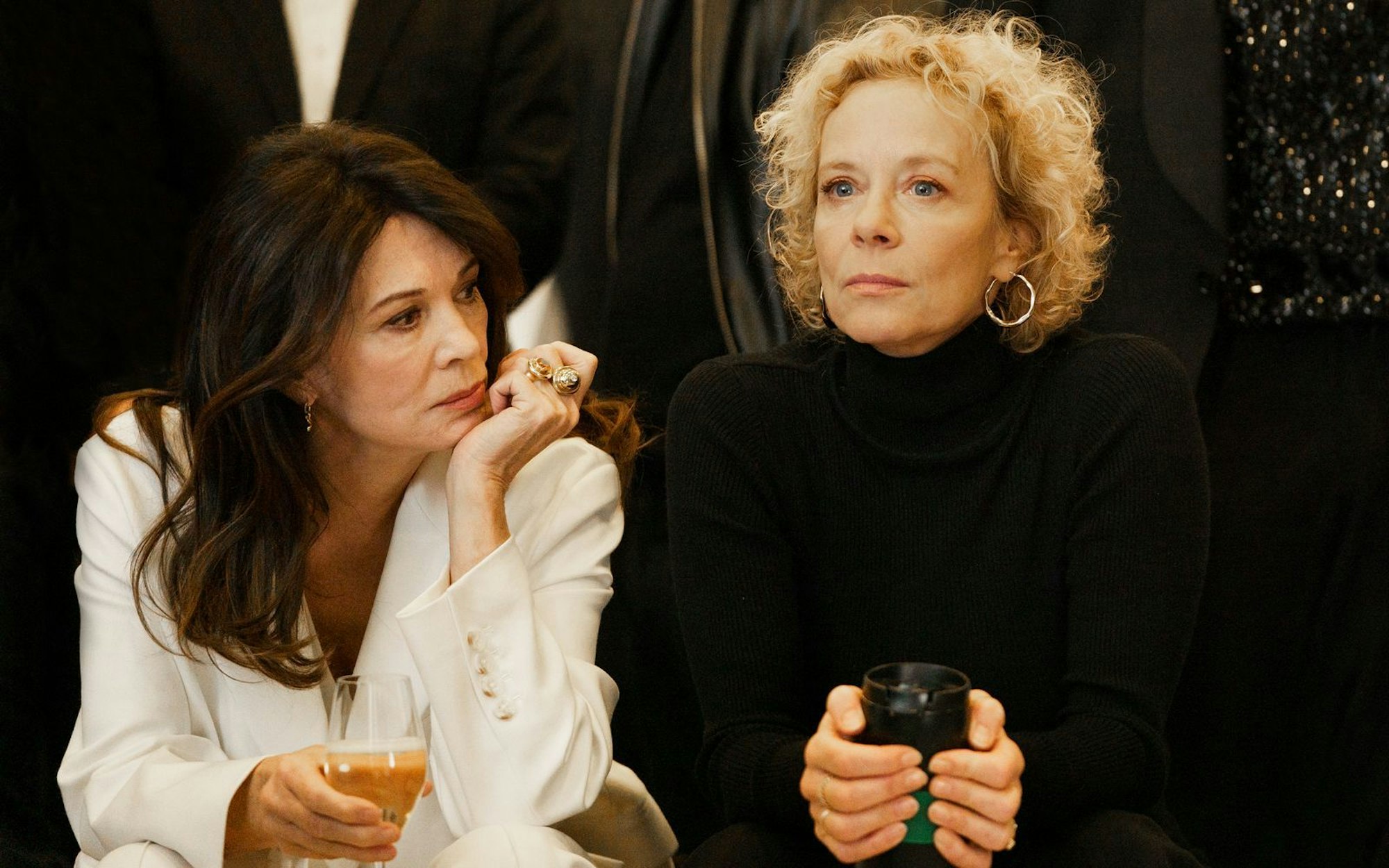 Iris Berben (links) und Katja Riemann sind nur zwei von vielen Schauspielstars die in „Call My Agent Berlin“ sich selbst verkörpern. (Bild: 2025 Walt Disney Company)