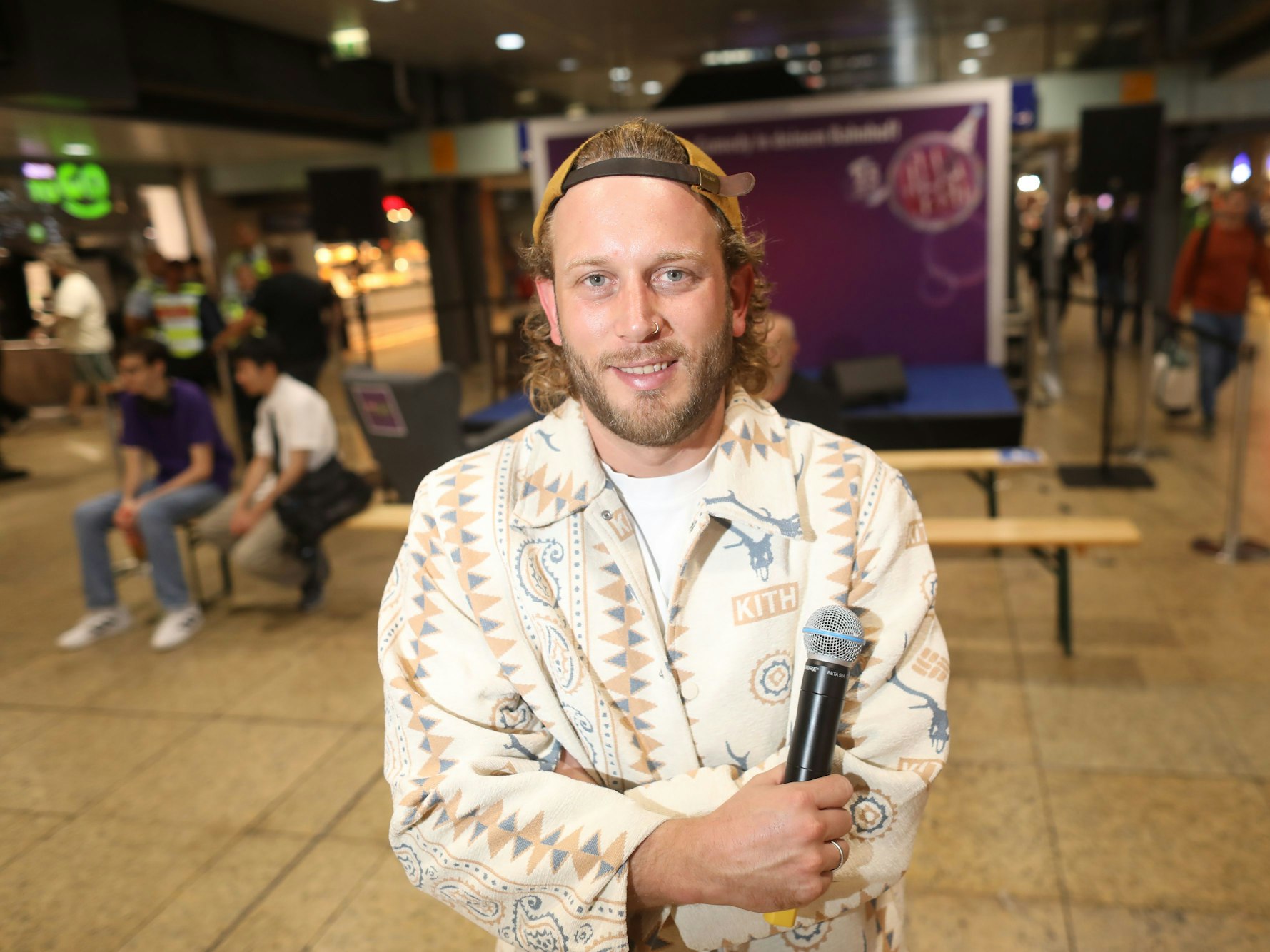 „Lachen verbindet“ Unter diesem Motton kommt die NightWash-Comedy-Tour mit Moderator Falk Schug in den Kölner Hauptbahnhof.