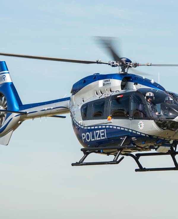 Bei der Suche nach den mutmaßlichen Tätern wurde auch ein Hubschrauber eingesetzt. Das Symbolfoto zeigt den Airbus-Polizeihubschrauber des Typs H 145.