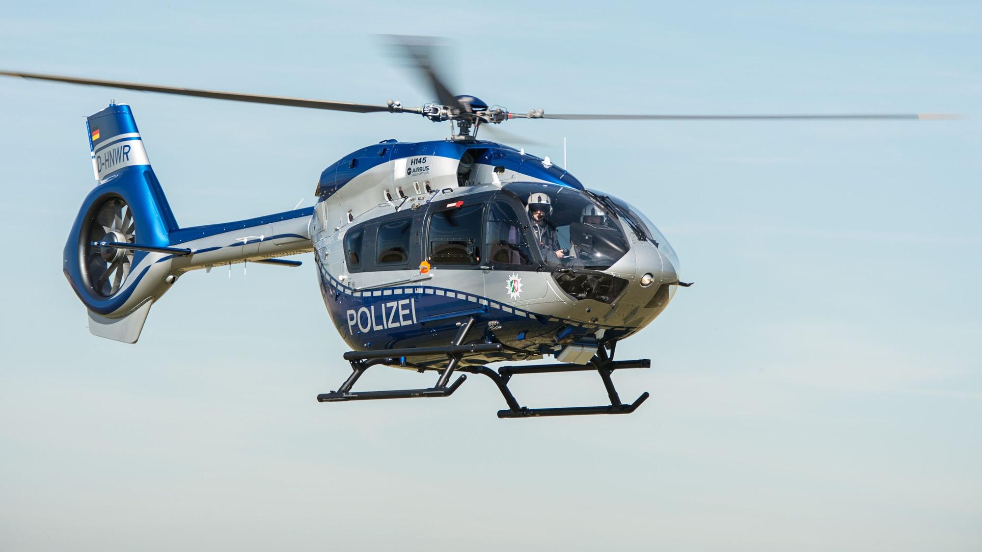 Bei der Suche nach den mutmaßlichen Tätern wurde auch ein Hubschrauber eingesetzt. Das Symbolfoto zeigt den Airbus-Polizeihubschrauber des Typs H 145.