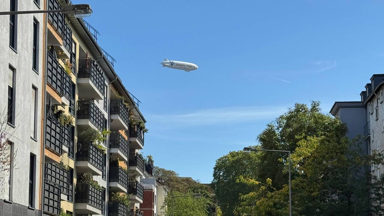 Ein Zeppelin mit Werbe-Botschaft für den Europa-Park fliegt über Köln.