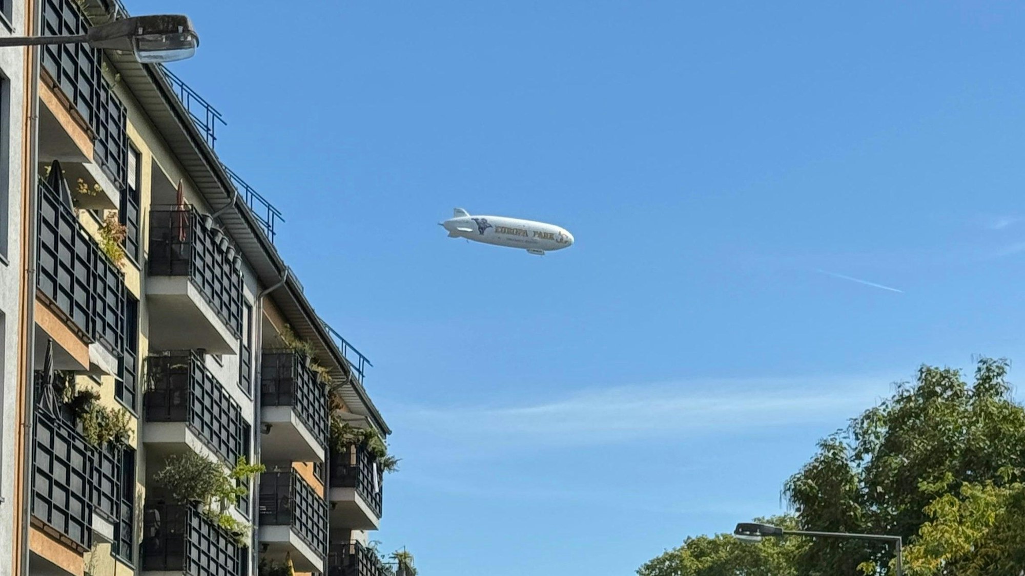 Ein Zeppelin mit Werbe-Botschaft für den Europa-Park fliegt über Köln.