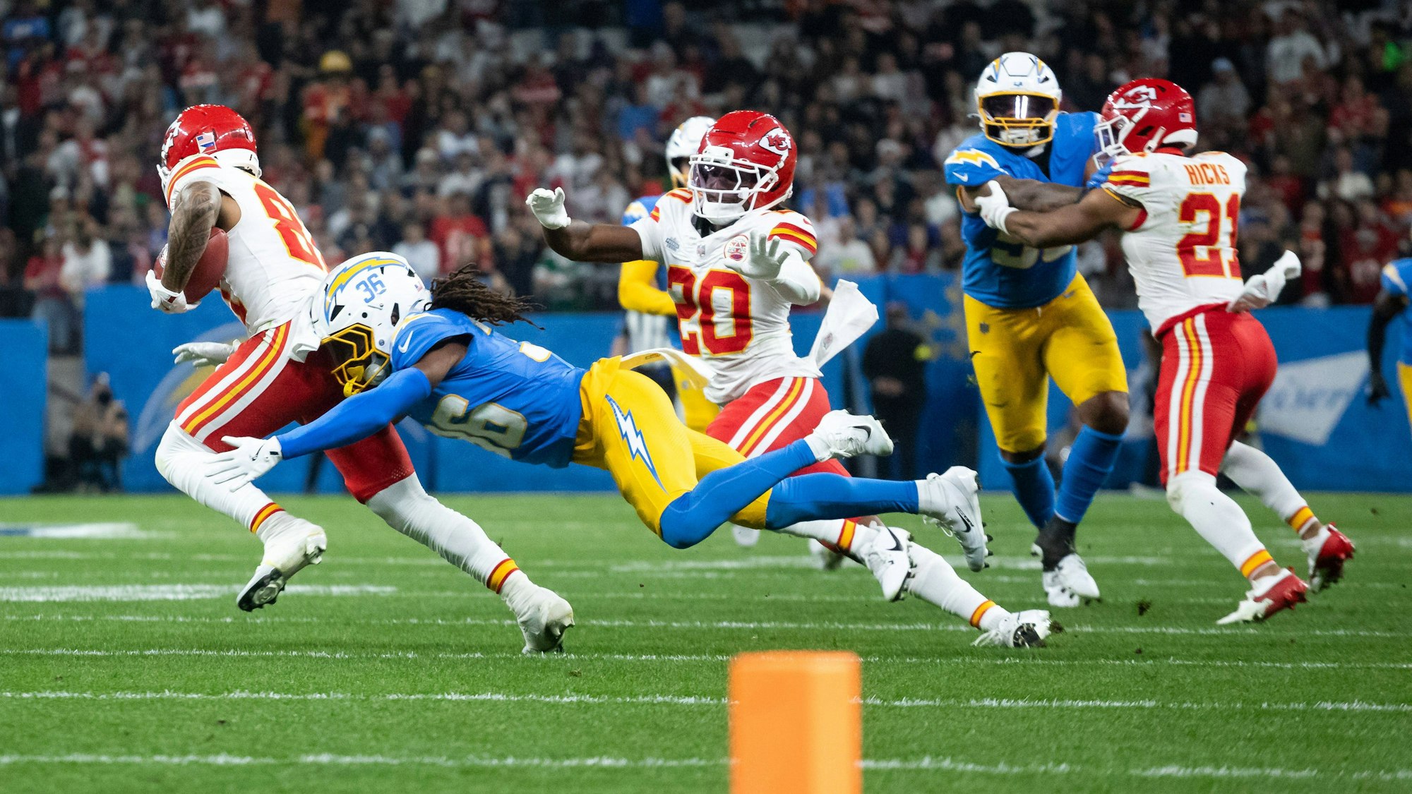 Das Spiel zwischen den Los Angeles Chargers und den Kansas City Chiefs eröffnete die NFL-Saison 2025/26. Auf dem Foto ist ein Tackle von Taylor Chargers gegen Travis Kelce Chiefs zu sehen.