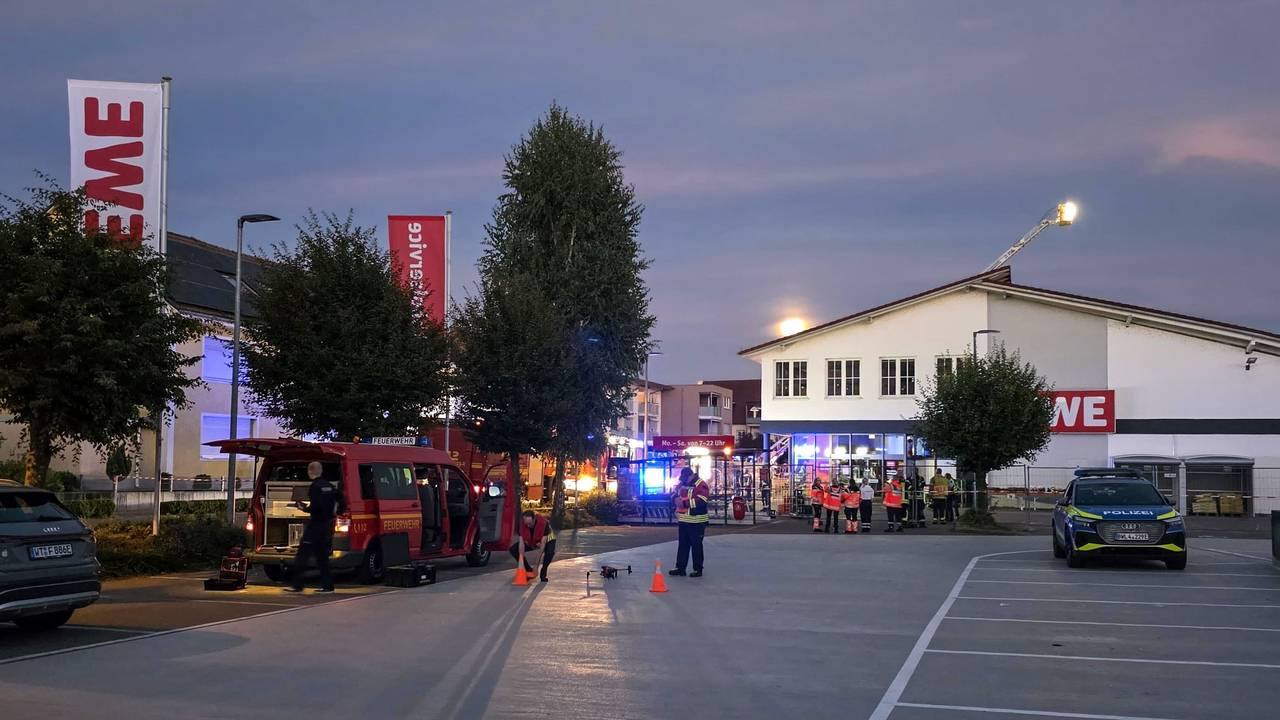 Einsatzkräfte der Feuerwehr arbeiten an einem Supermarkt. Beim teilweisen Einsturz eines Supermarktdachs in Lauchringen in Baden-Württemberg sind am Abend zwei Menschen schwer verletzt worden. Mindestens zwei weitere Personen hätten leichte Verletzungen erlitten, hieß es von der Polizei.