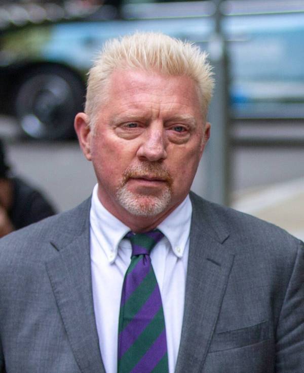 Boris Becker geht in England ins Gerichtgebäude.