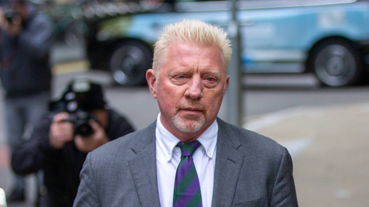 Boris Becker geht in England ins Gerichtgebäude.
