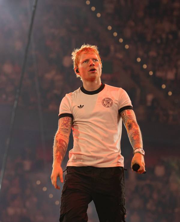 Ed Sheeran steht beim Konzert auf der Bühne.