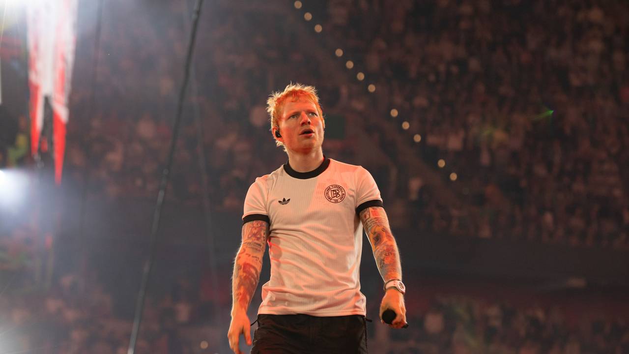 Ed Sheeran steht beim Konzert auf der Bühne.