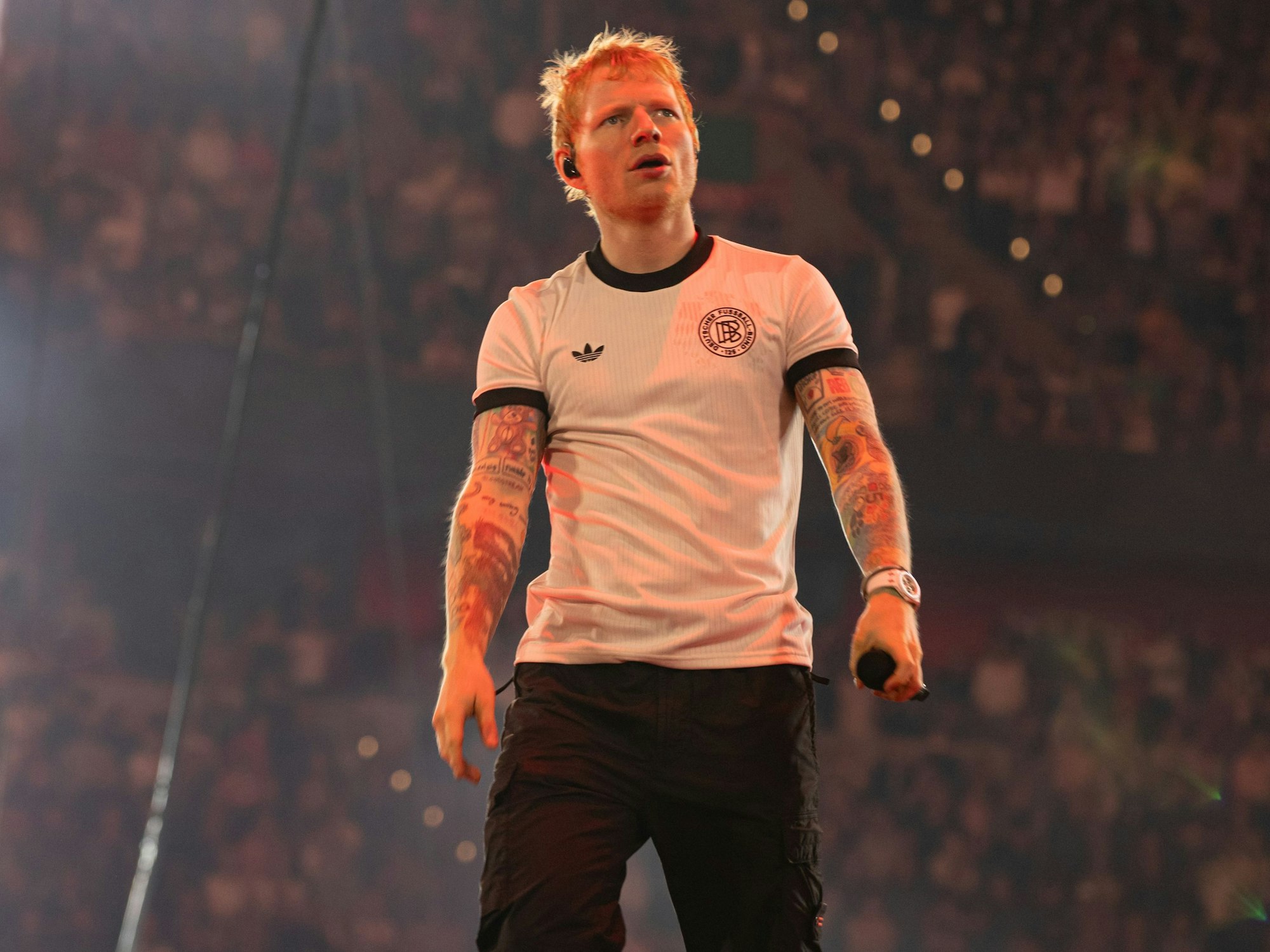 Ed Sheeran steht beim Konzert auf der Bühne.