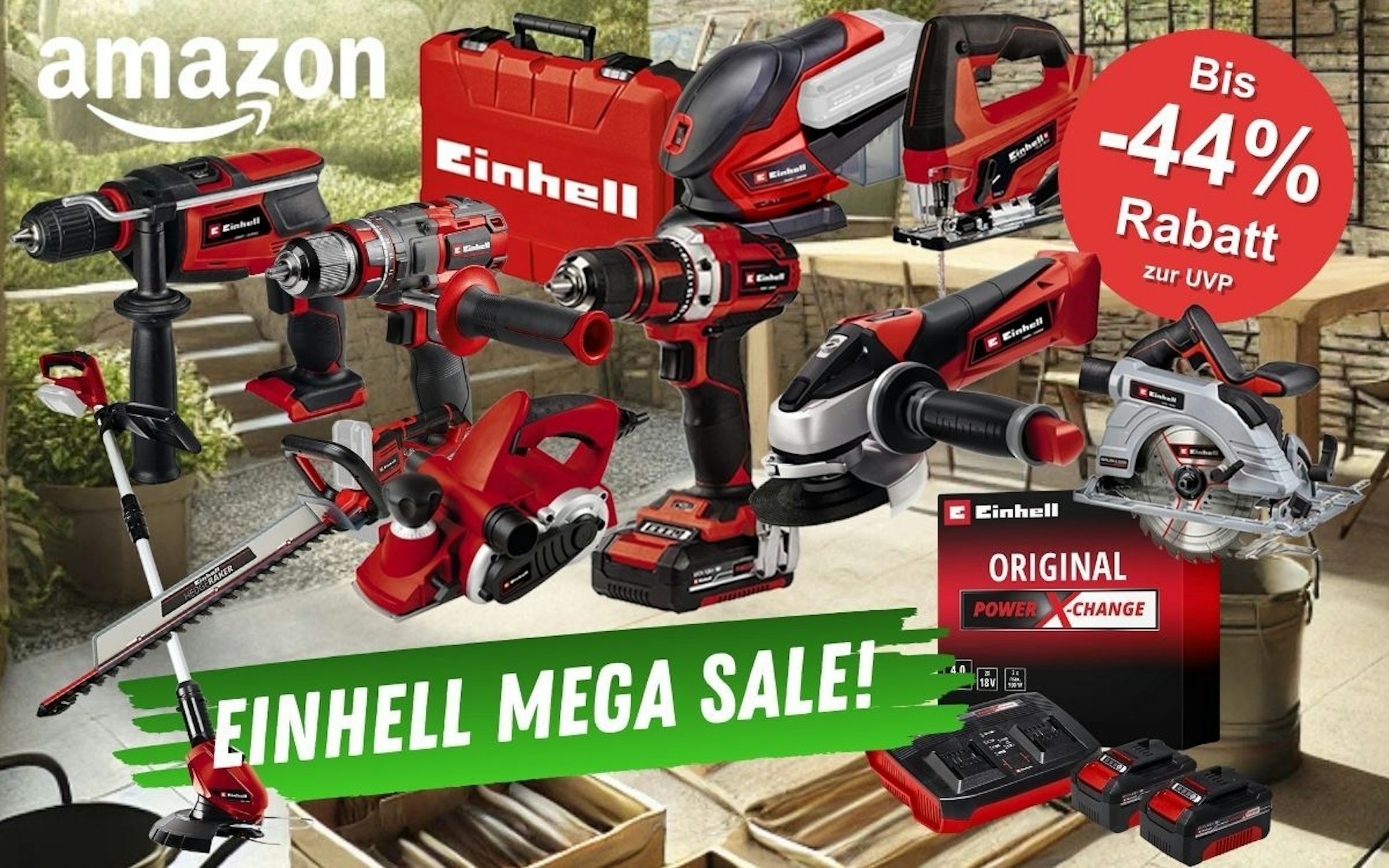 Einhell Werkzeug vor einem Gartenhintergrund mit Werkbank usw.. Davor Einhell Akku Bohrschrauber, Stichsäge, Rasentrimmer, Akku Starter-Set mit Ladegerät, Elektrohobel, Kreissäge, Winkelschleifer, Multifunktionswerkzeug, Werkzeugkoffer.