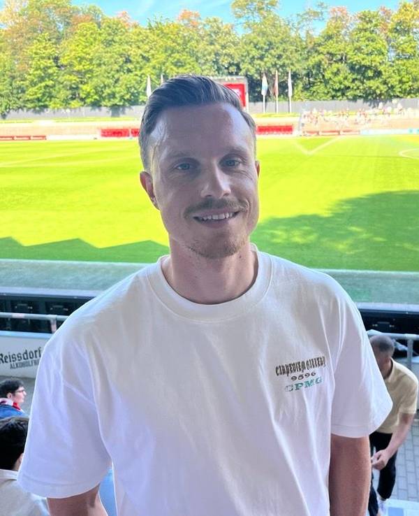 Yannick Gerhardt bei einem Spiel der FC-Frauen auf der Tribüne.