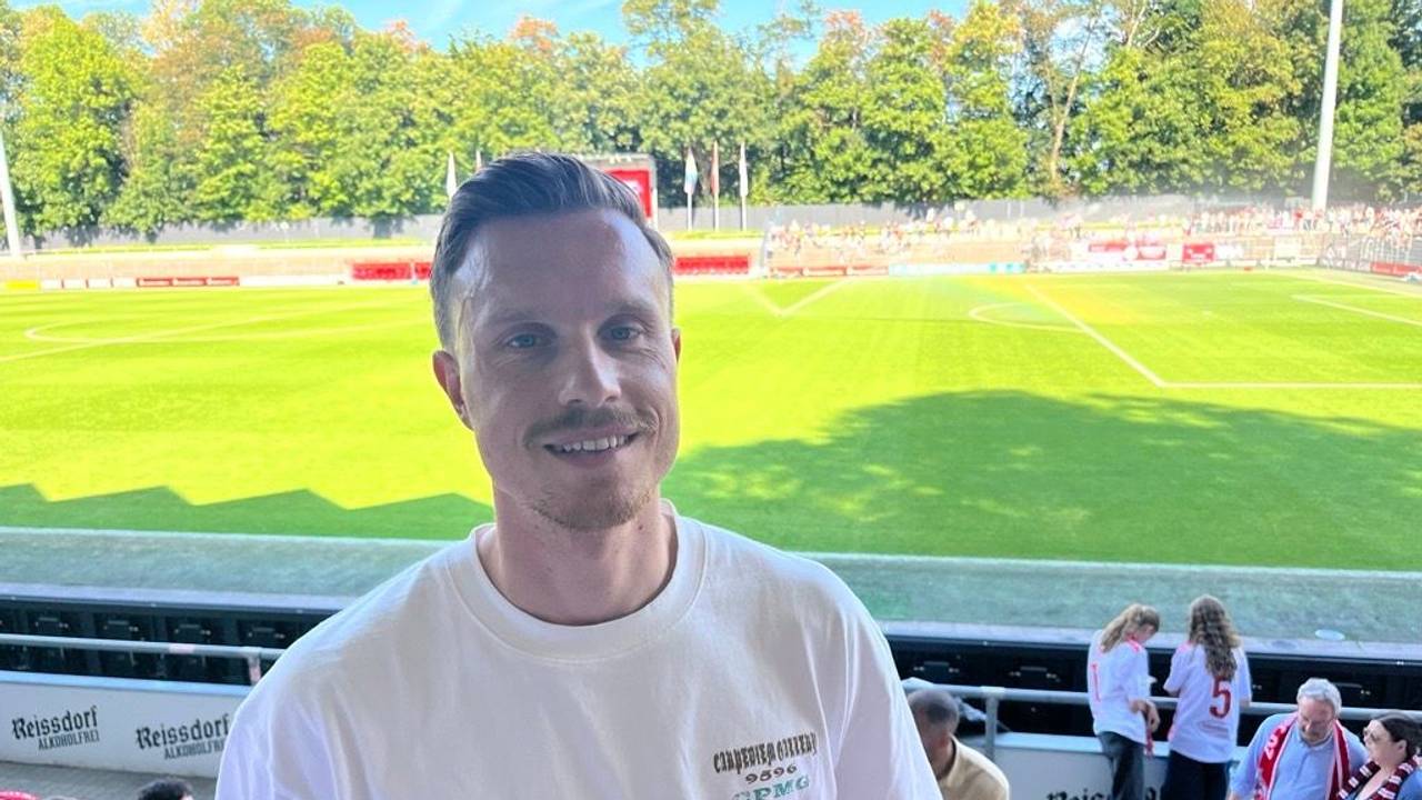 Yannick Gerhardt bei einem Spiel der FC-Frauen auf der Tribüne.