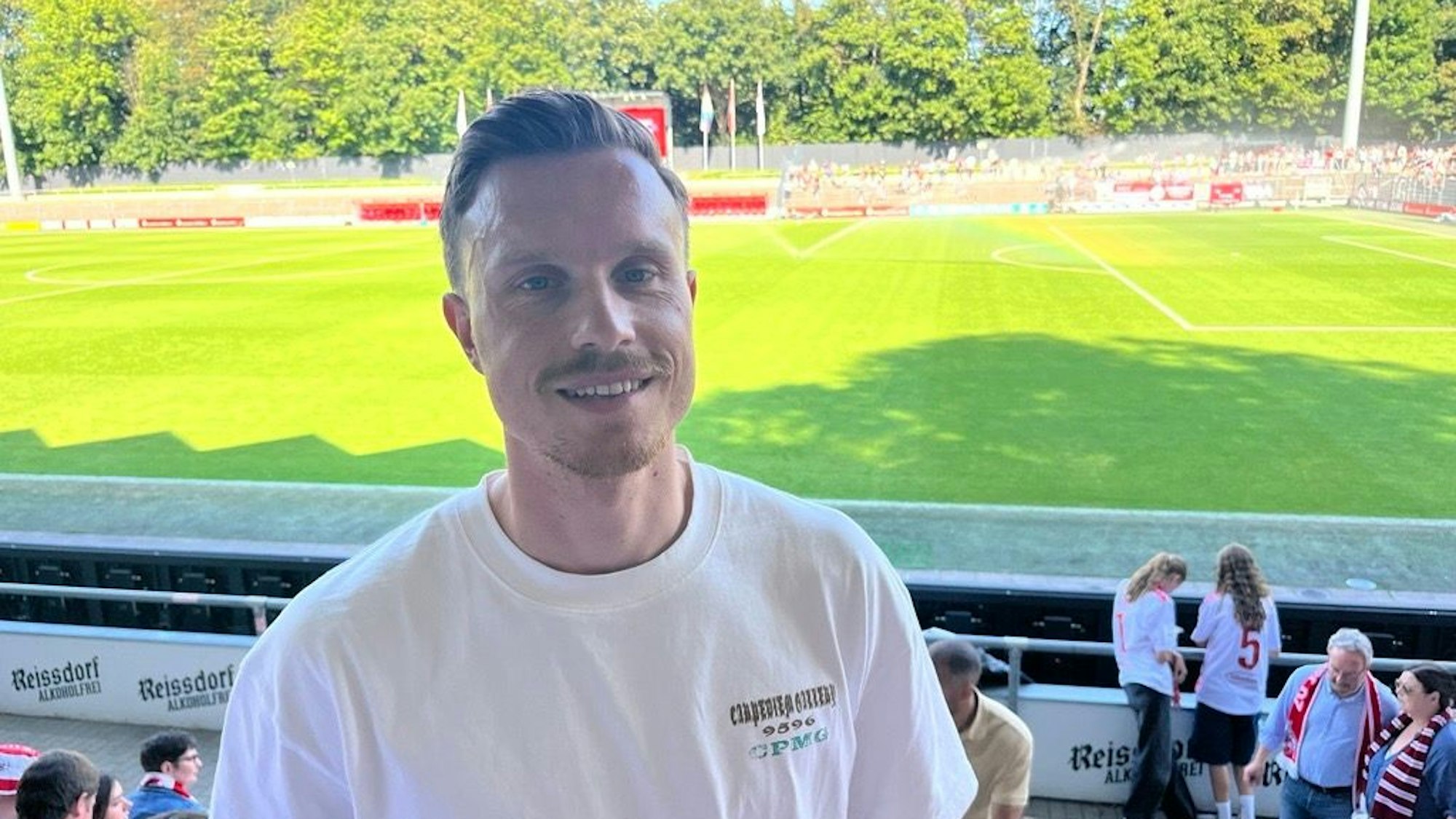 Yannick Gerhardt bei einem Spiel der FC-Frauen auf der Tribüne.