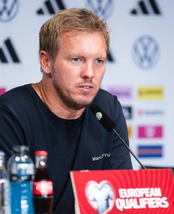 Julian Nagelsmann blickt während der Pressekonferenz nach der Partie in die Runde.
