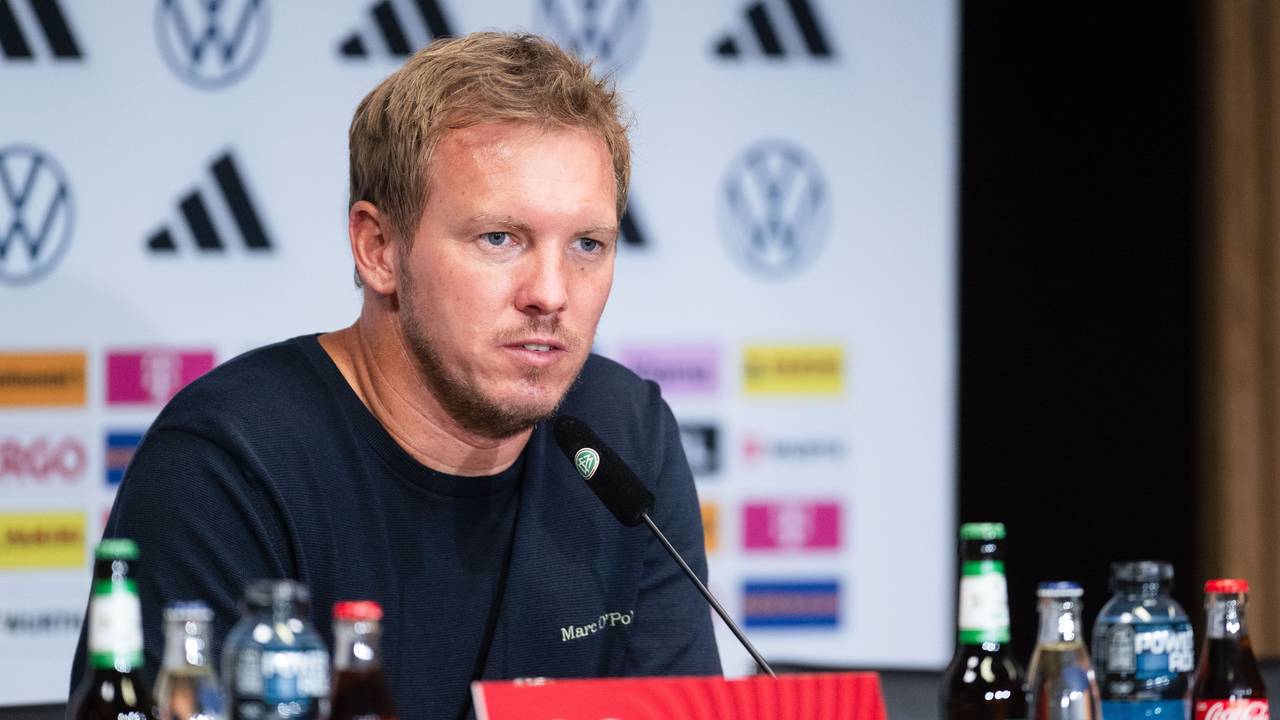 Julian Nagelsmann blickt während der Pressekonferenz nach der Partie in die Runde.