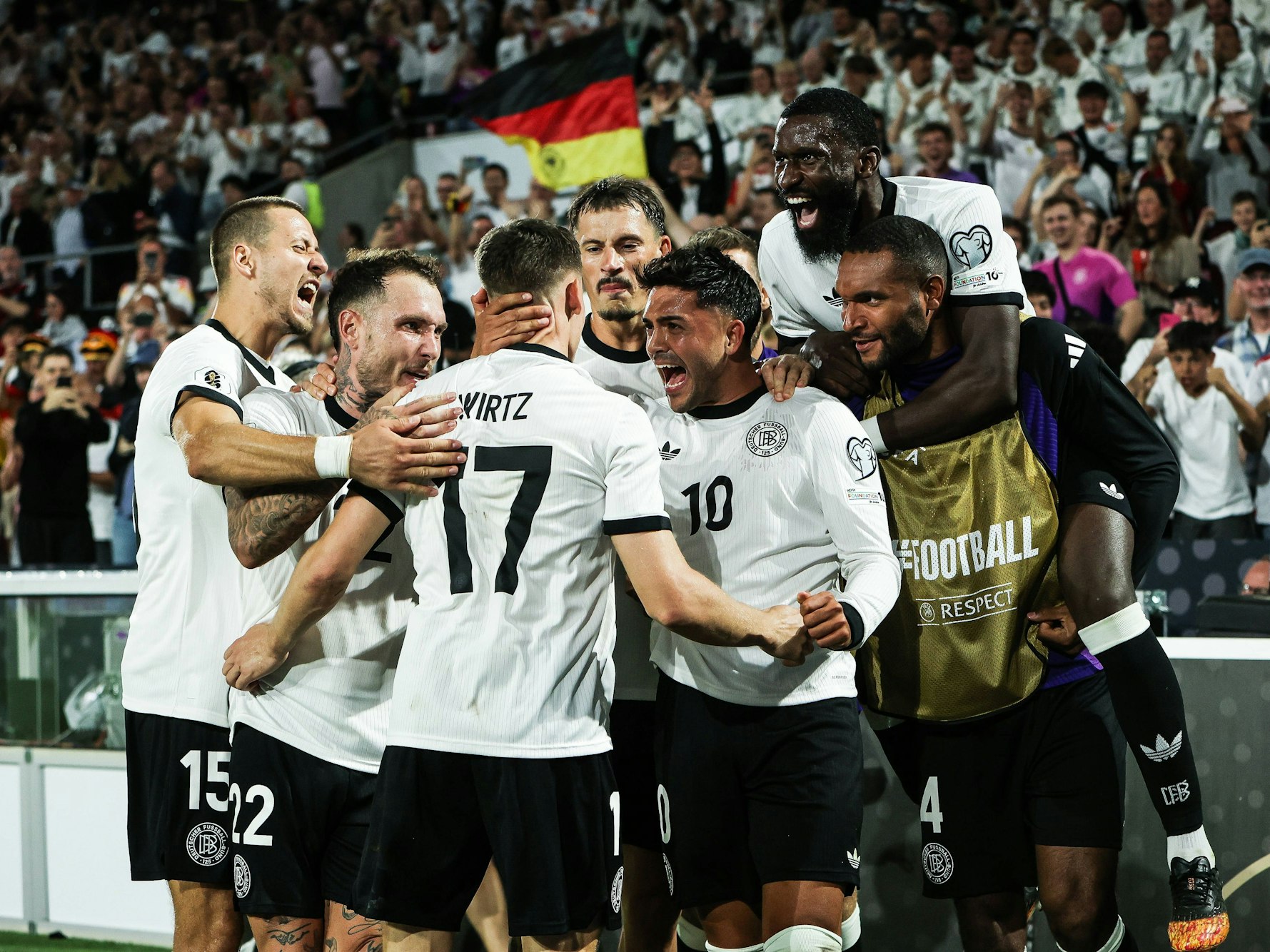 Das DFB-Team jubelt.