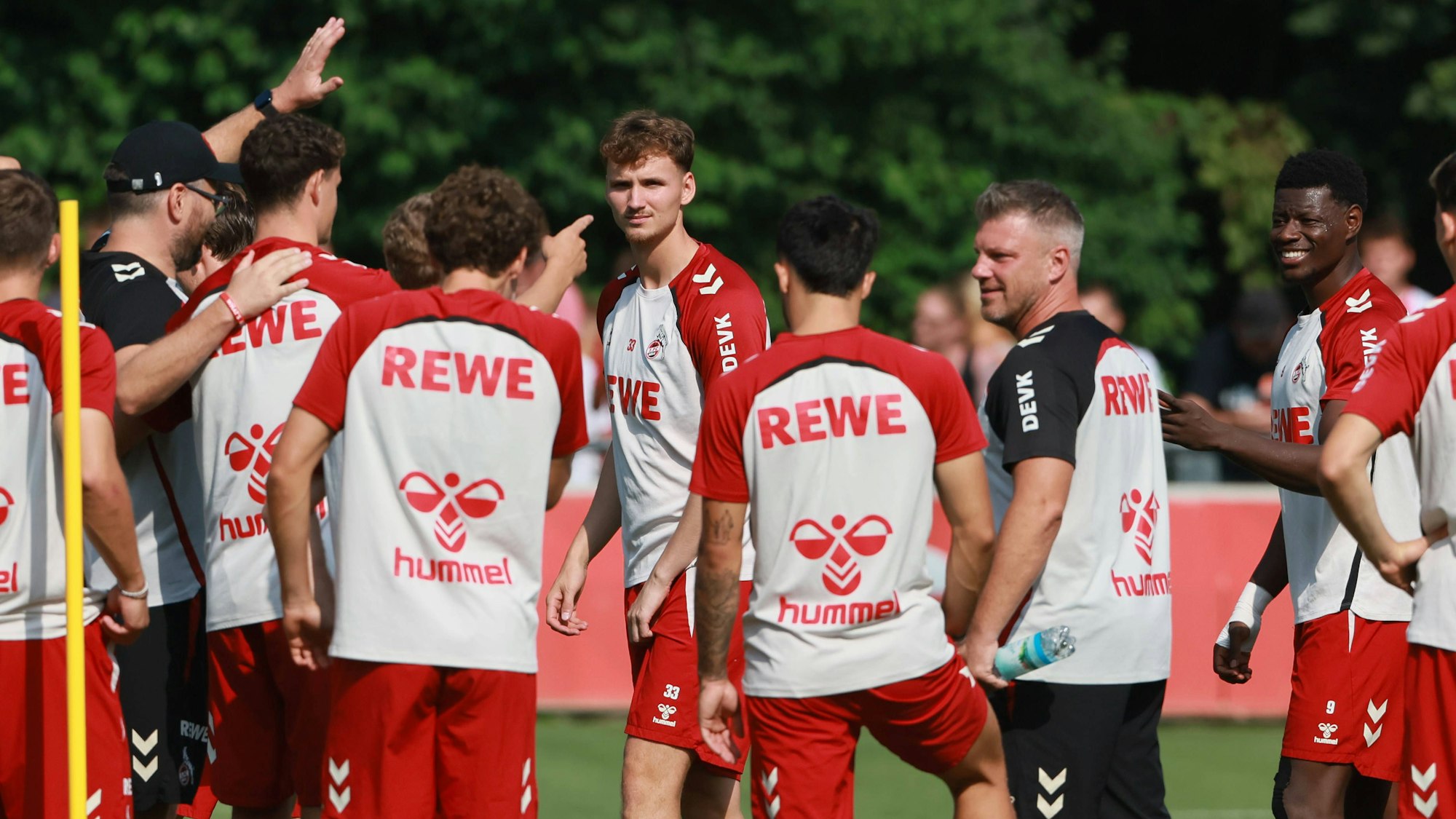 Die Profis des 1. FC Köln um Rav van den Berg im Training.