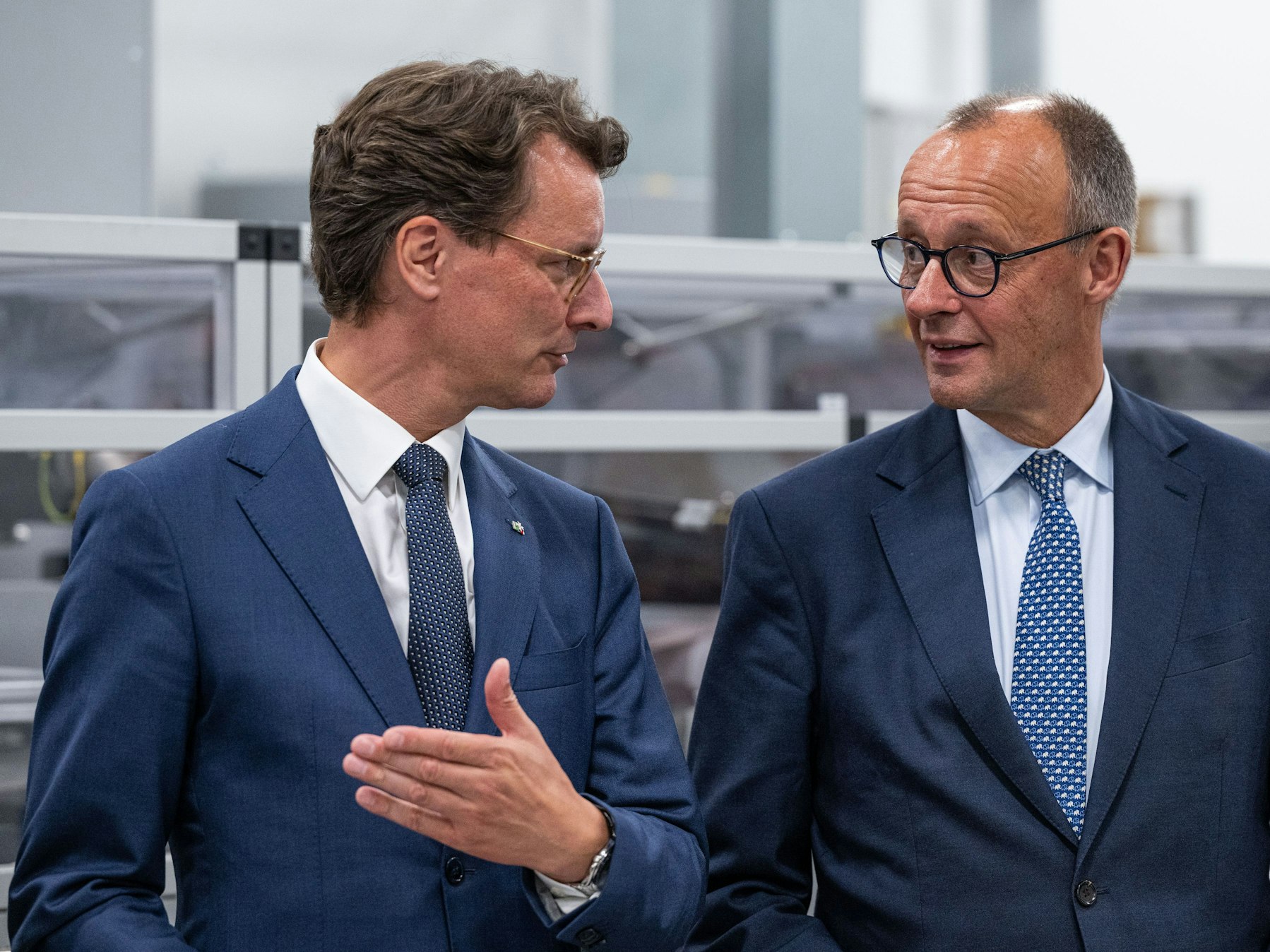 NRW-Ministerpräsident Hendrik Wüst (CDU) beim Antrittsbesuches von Bundeskanzler Friedrich Merz (CDU, r).