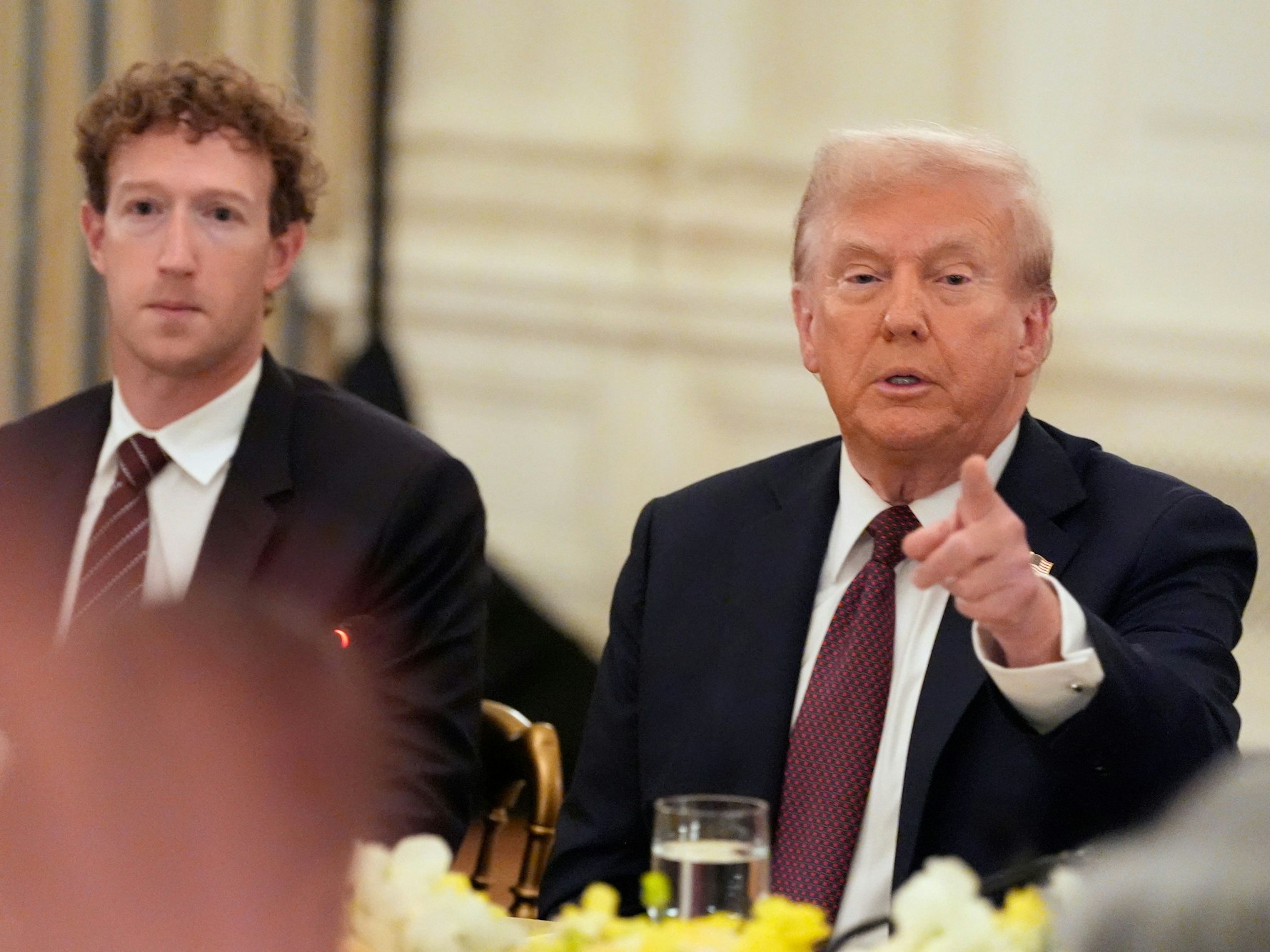 04.09.2025, USA, Washington: Facebook-CEO Mark Zuckerberg hört zu, als US-Präsident Donald Trump während eines Dinners im State Dinning Room des Weißen Hauses spricht. Foto: Alex Brandon/AP/dpa +++ dpa-Bildfunk +++