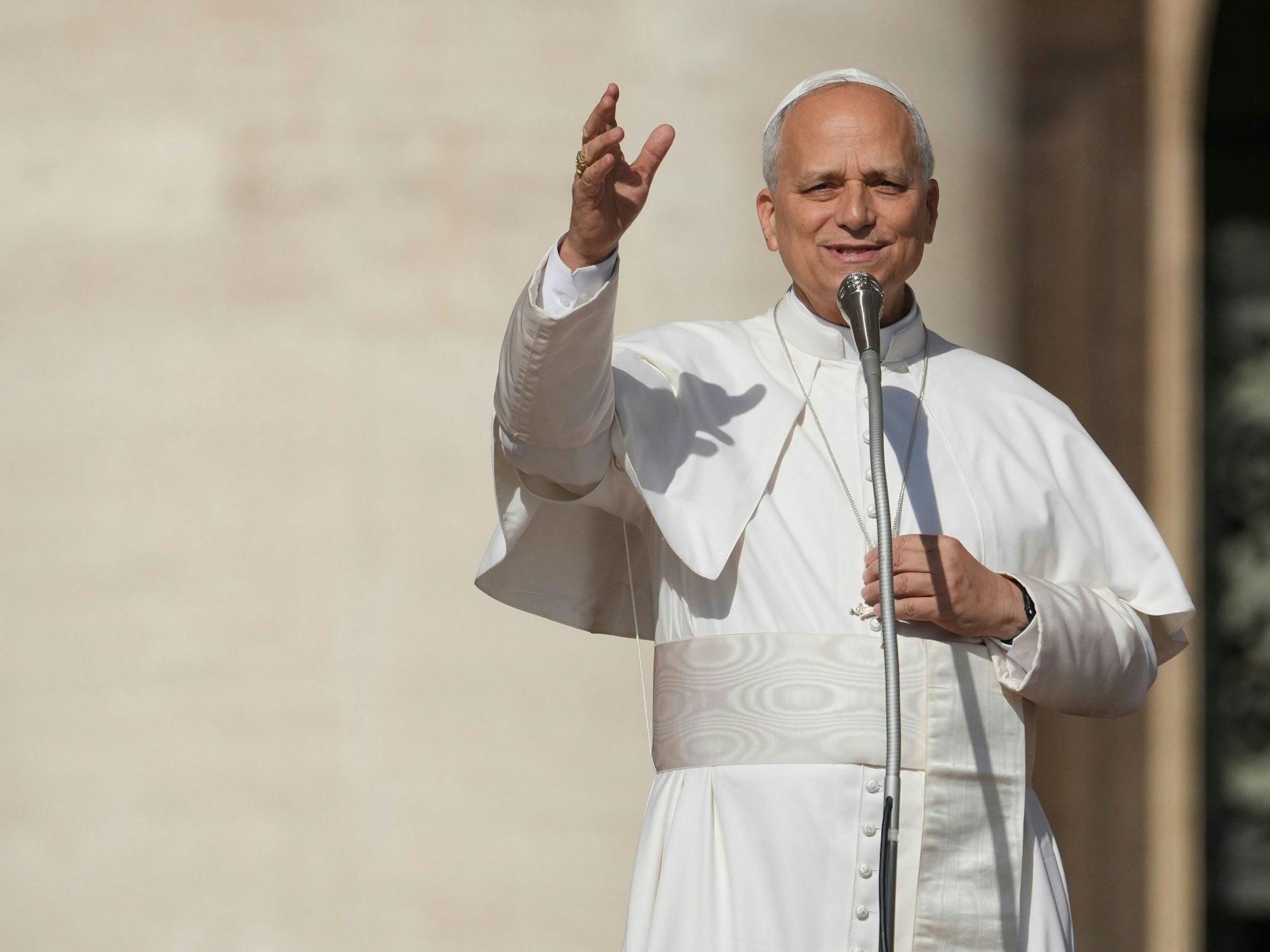 Papst Leo XIV. kommt zur Heiligsprechungsmesse von Carlo Acutis und Pier Giorgio Frassati auf dem Petersplatz.