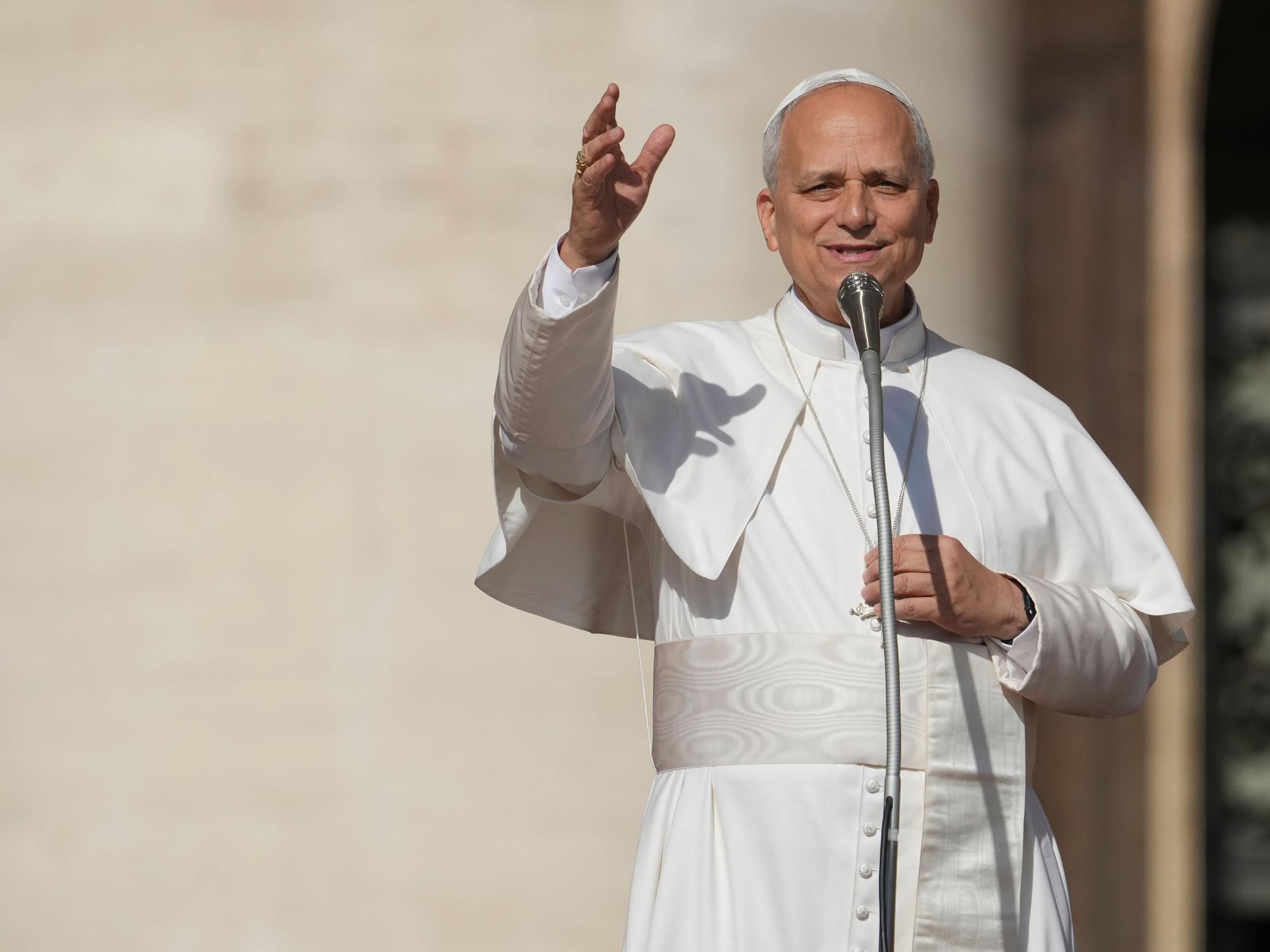 Papst Leo XIV. kommt zur Heiligsprechungsmesse von Carlo Acutis und Pier Giorgio Frassati auf dem Petersplatz.