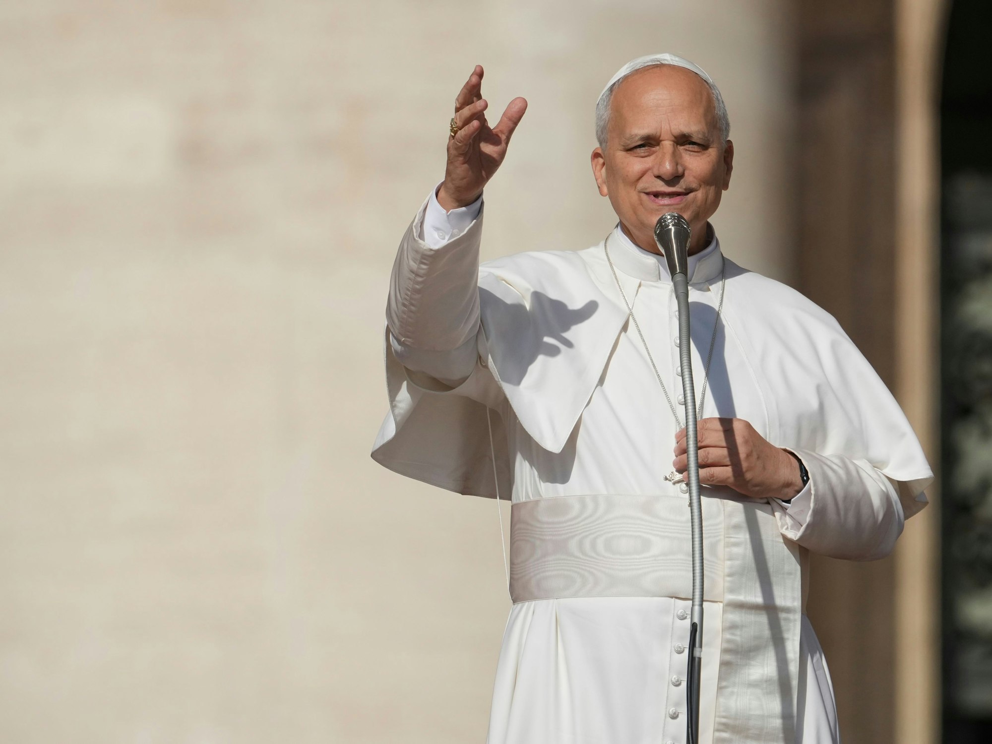 Papst Leo XIV. kommt zur Heiligsprechungsmesse von Carlo Acutis und Pier Giorgio Frassati auf dem Petersplatz.